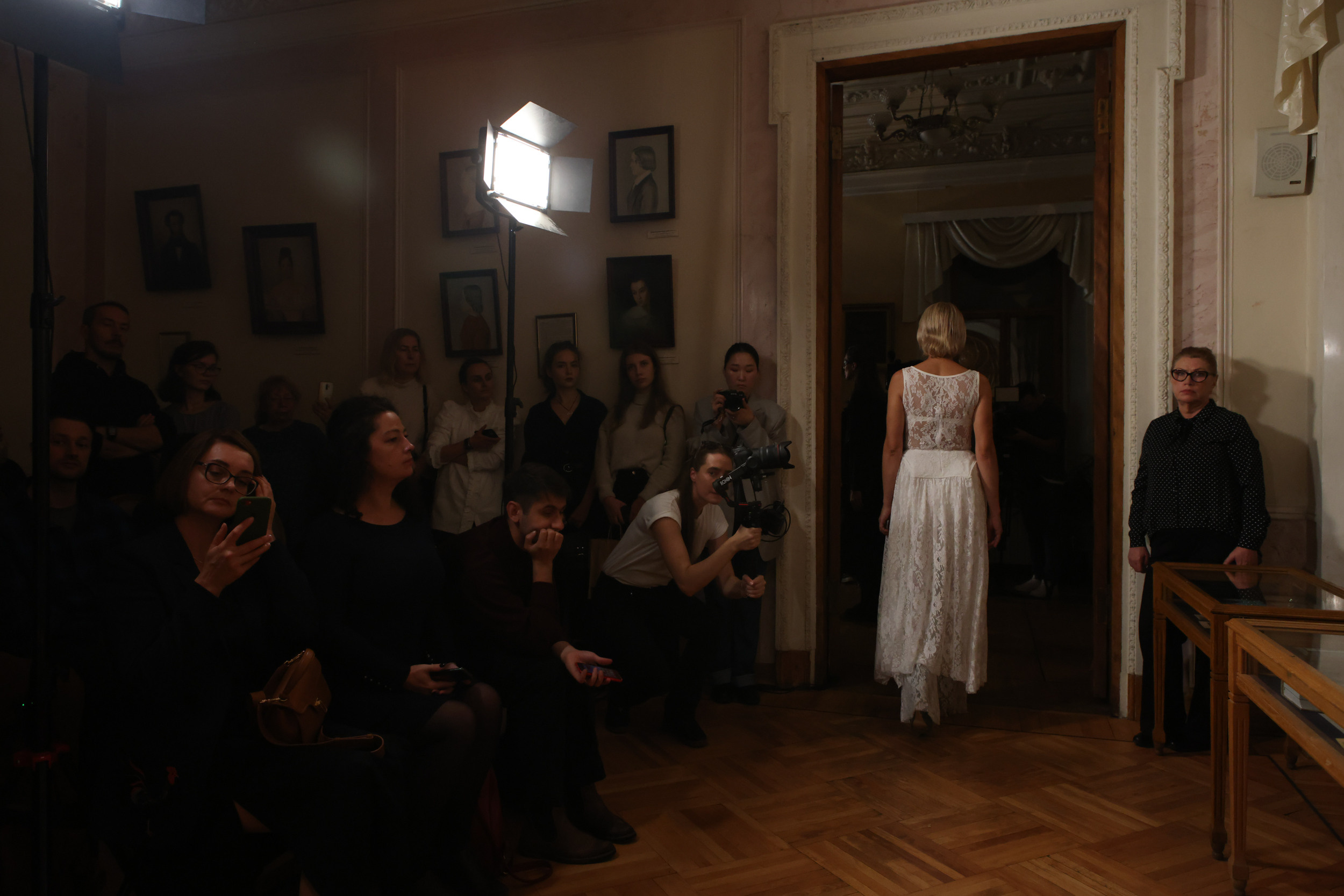Модный показ в библиотеке им. Пушкина. Репортажный, архитектурный, театральный и файн-арт фотограф Лена Мельникова в Москве