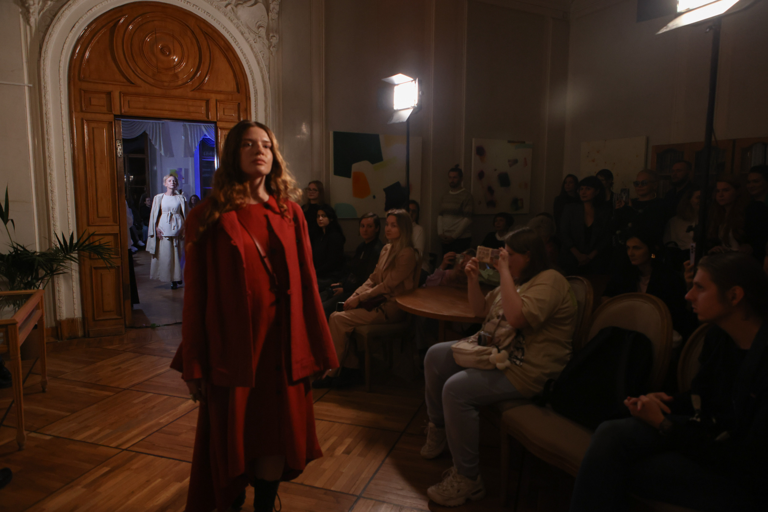 Модный показ в библиотеке им. Пушкина. Репортажный, архитектурный, театральный и файн-арт фотограф Лена Мельникова в Москве