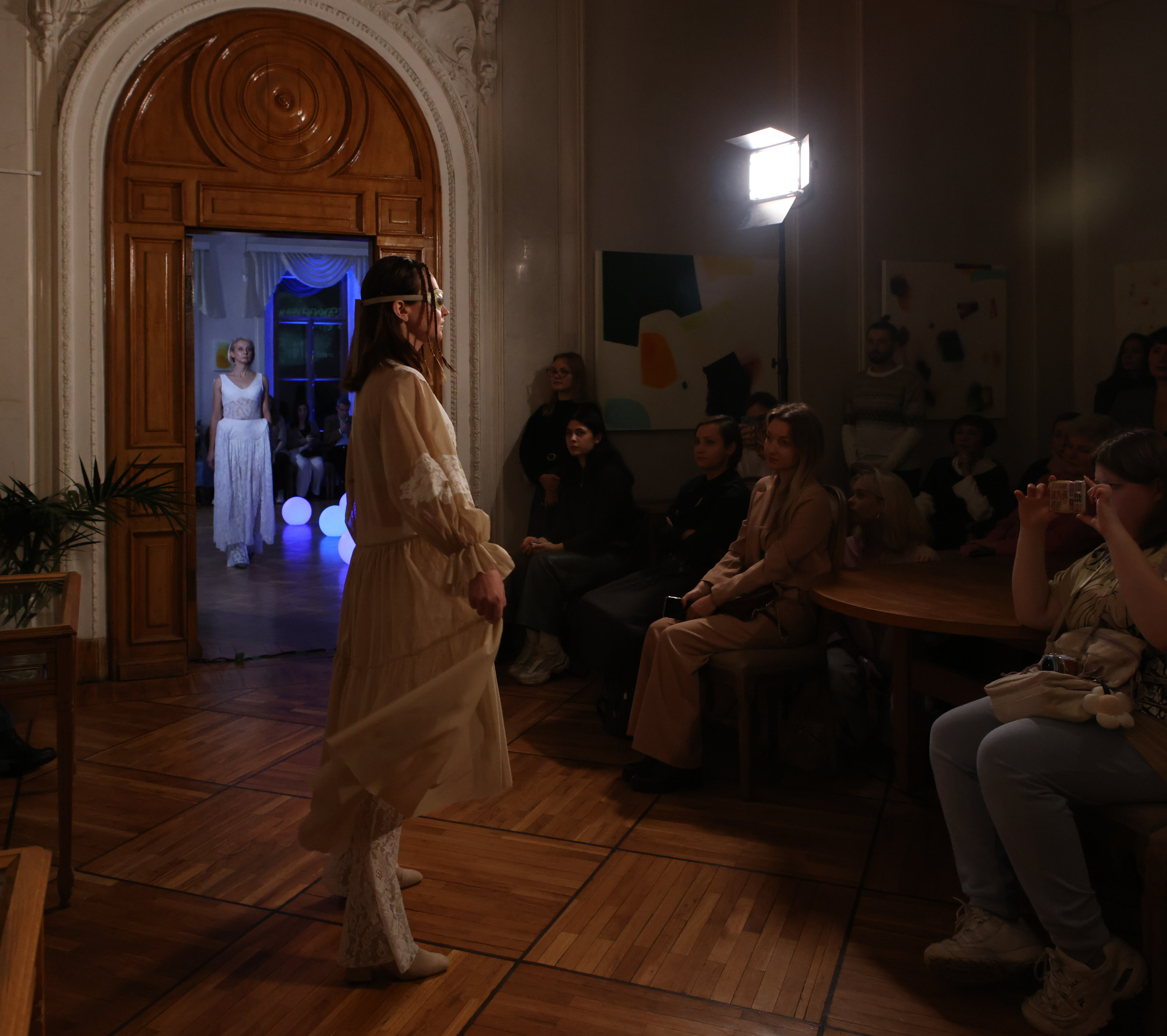 Модный показ в библиотеке им. Пушкина. Репортажный, архитектурный, театральный и файн-арт фотограф Лена Мельникова в Москве