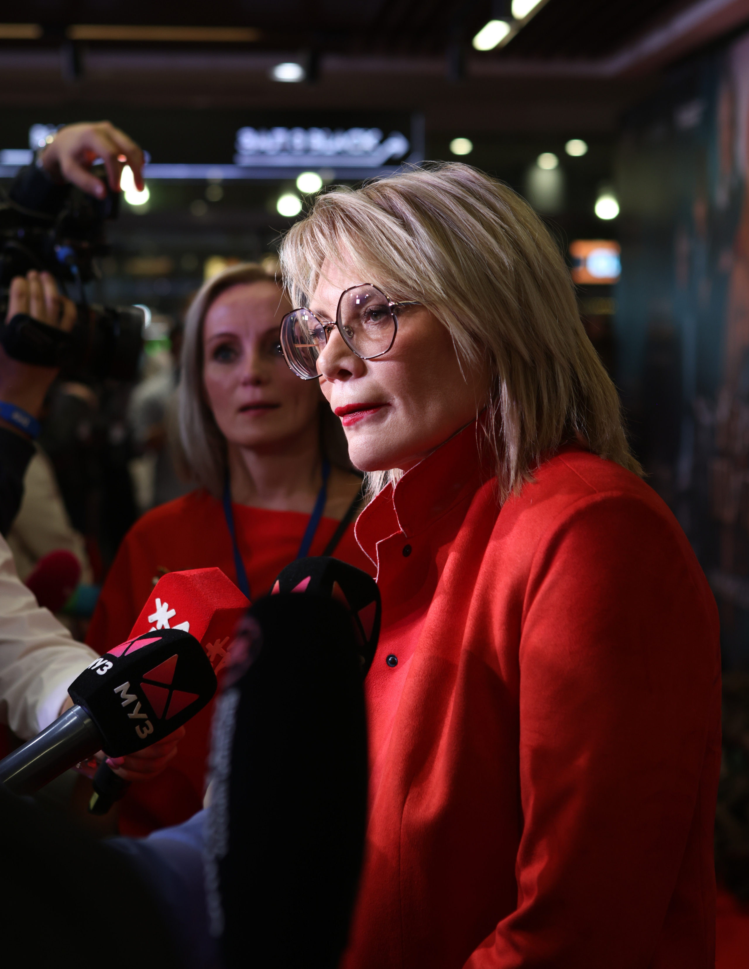 Премьера «Красной шапочки"в Октябре (красная дорожка). Reportage, architectural, fine art photographer Lena Melnikova in Moscow