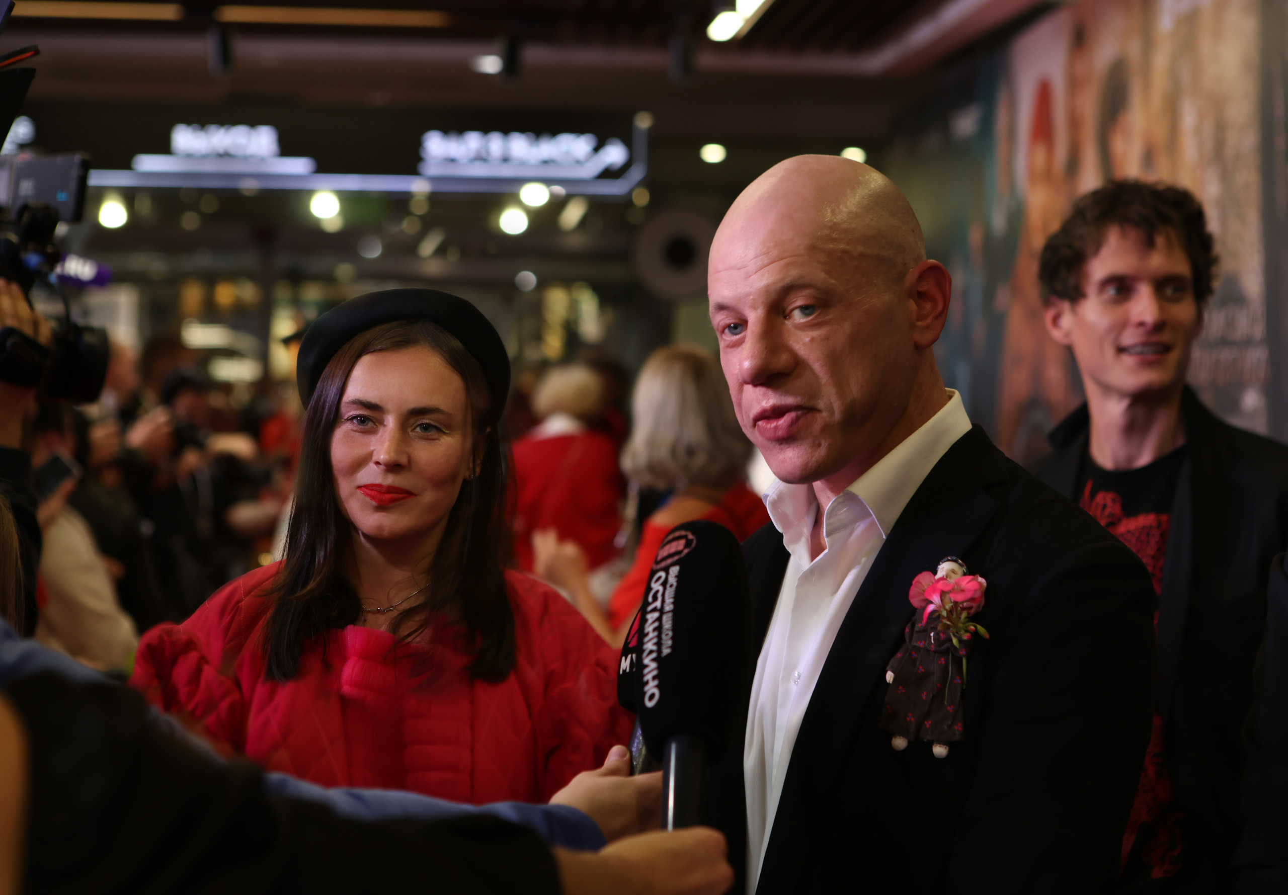 Премьера «Красной шапочки"в Октябре (красная дорожка). Reportage, architectural, fine art photographer Lena Melnikova in Moscow