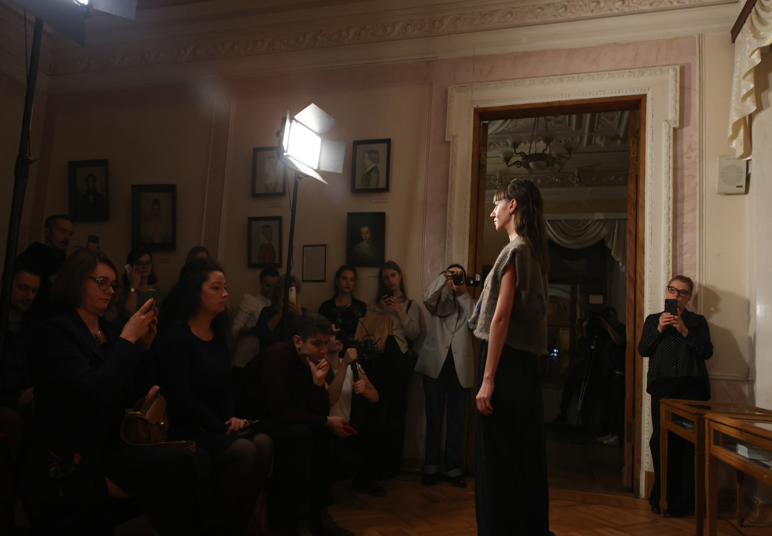 Модный показ в библиотеке им. Пушкина. Репортажный, архитектурный, театральный и файн-арт фотограф Лена Мельникова в Москве