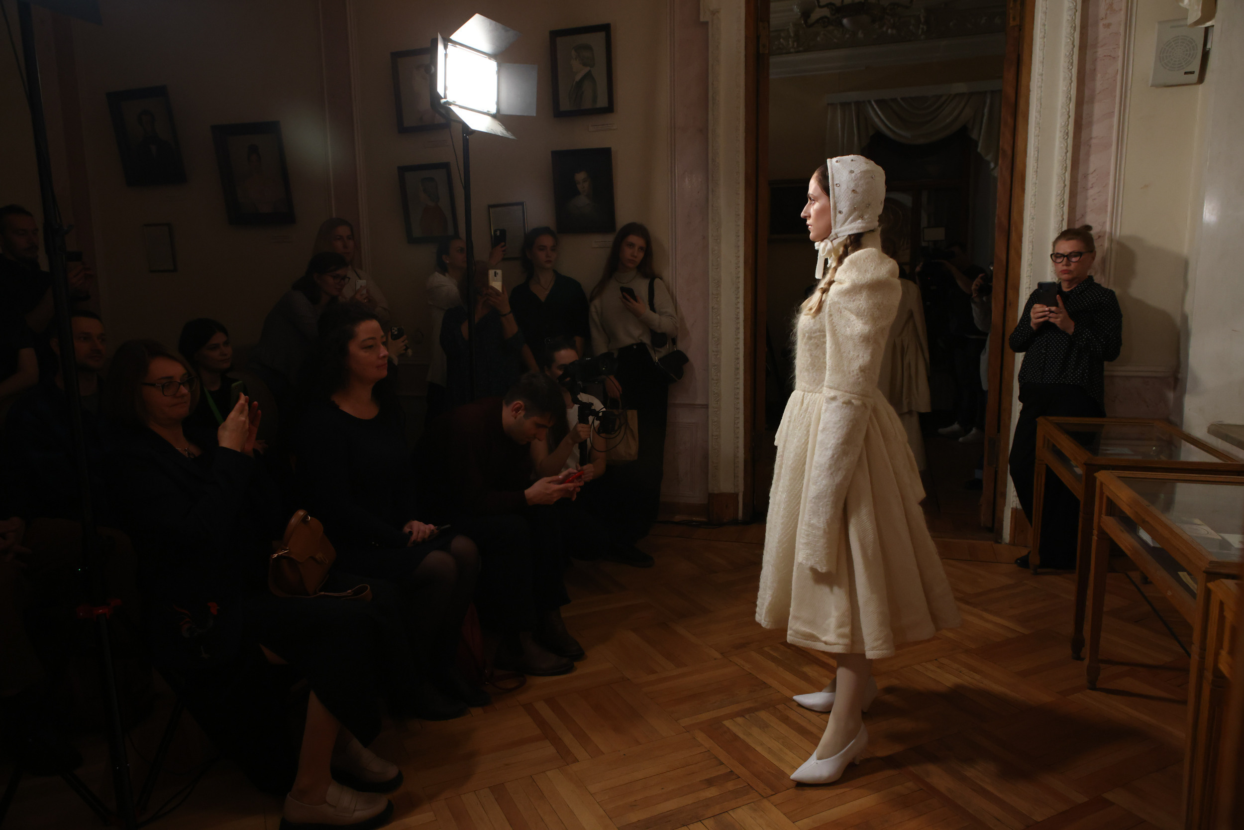 Модный показ в библиотеке им. Пушкина. Репортажный, архитектурный, театральный и файн-арт фотограф Лена Мельникова в Москве