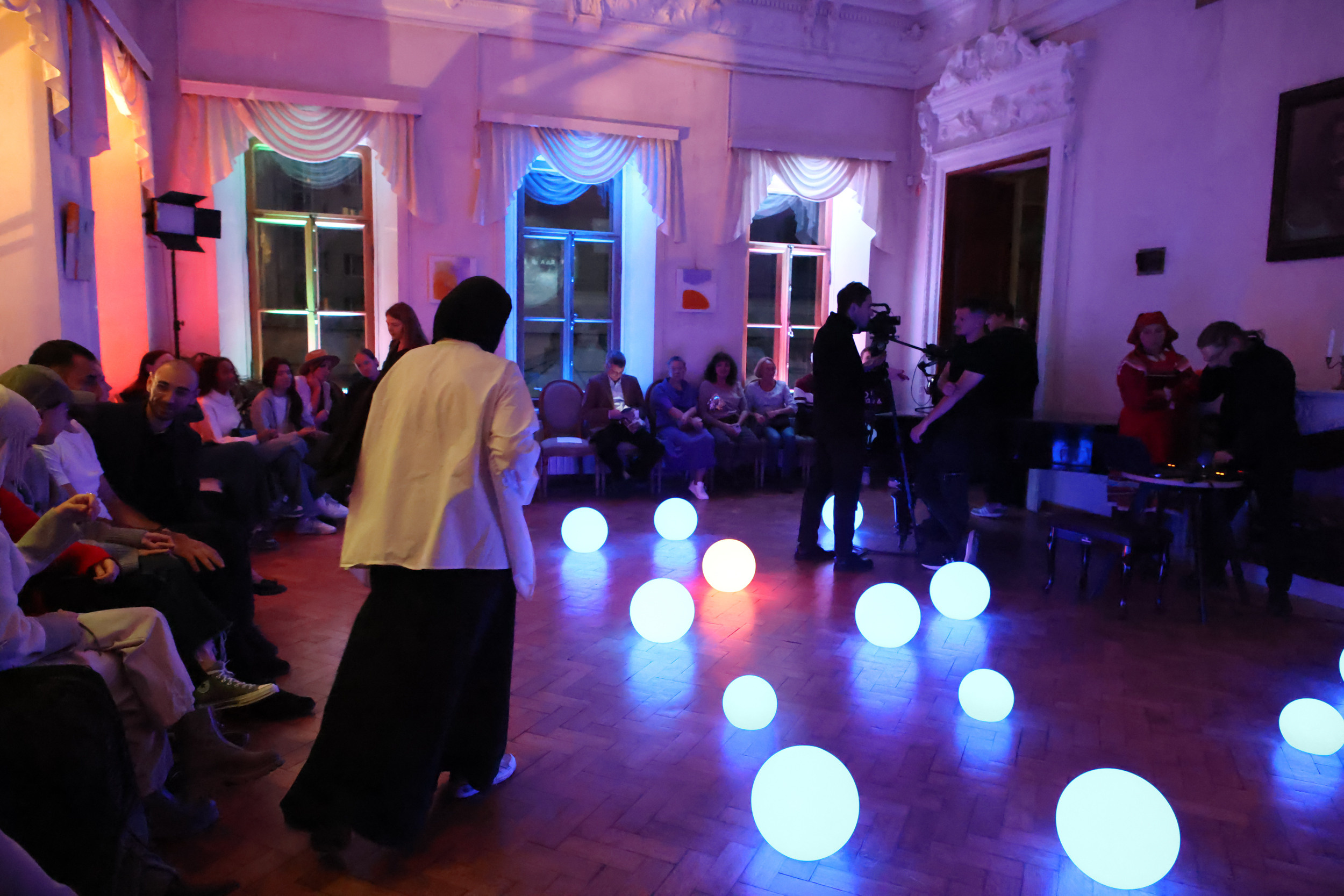 Модный показ в библиотеке им. Пушкина. Репортажный, архитектурный, театральный и файн-арт фотограф Лена Мельникова в Москве