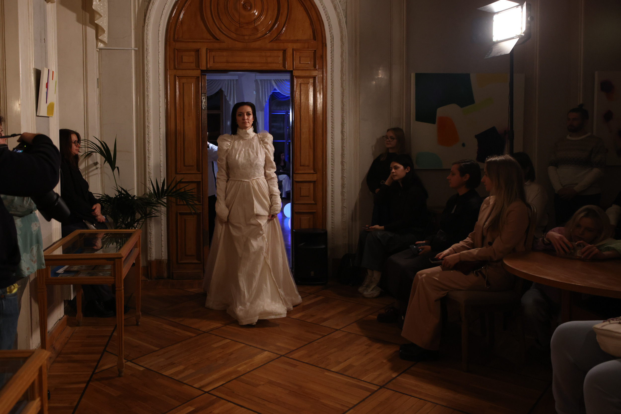 Модный показ в библиотеке им. Пушкина. Репортажный, архитектурный, театральный и файн-арт фотограф Лена Мельникова в Москве