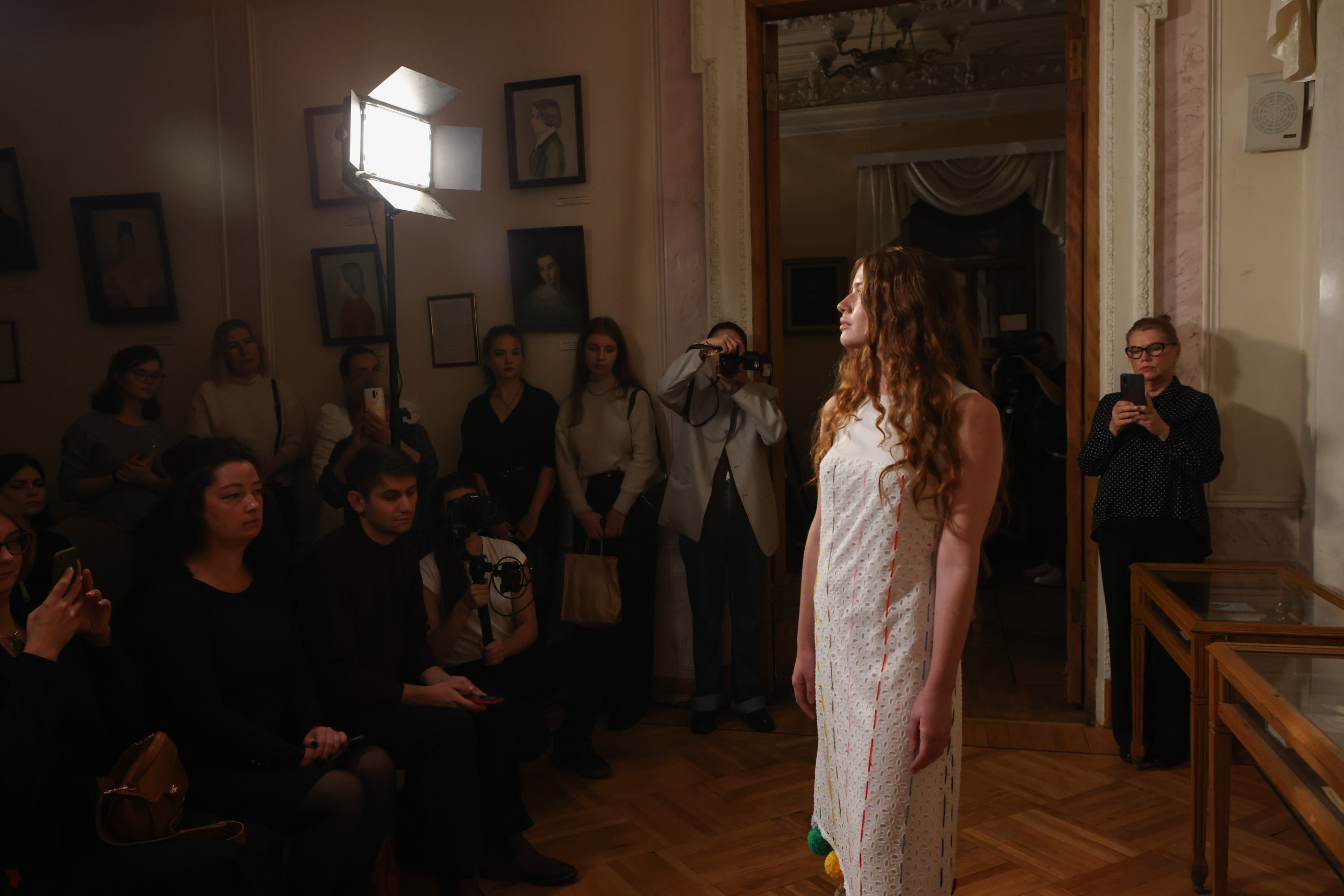 Модный показ в библиотеке им. Пушкина. Репортажный, архитектурный, театральный и файн-арт фотограф Лена Мельникова в Москве