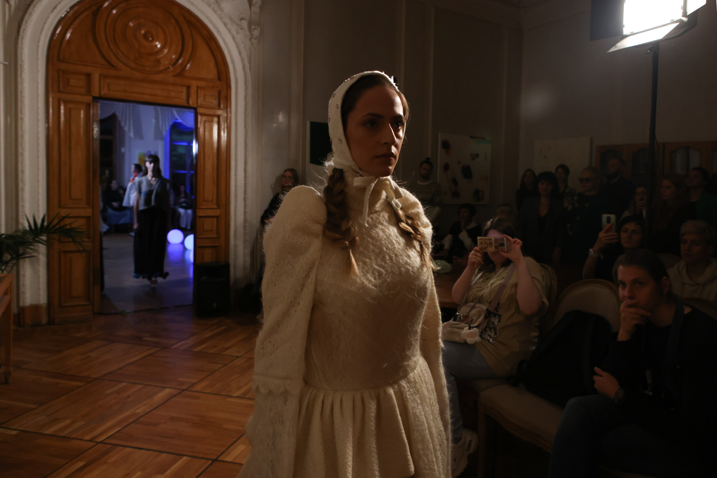 Модный показ в библиотеке им. Пушкина. Репортажный, архитектурный, театральный и файн-арт фотограф Лена Мельникова в Москве