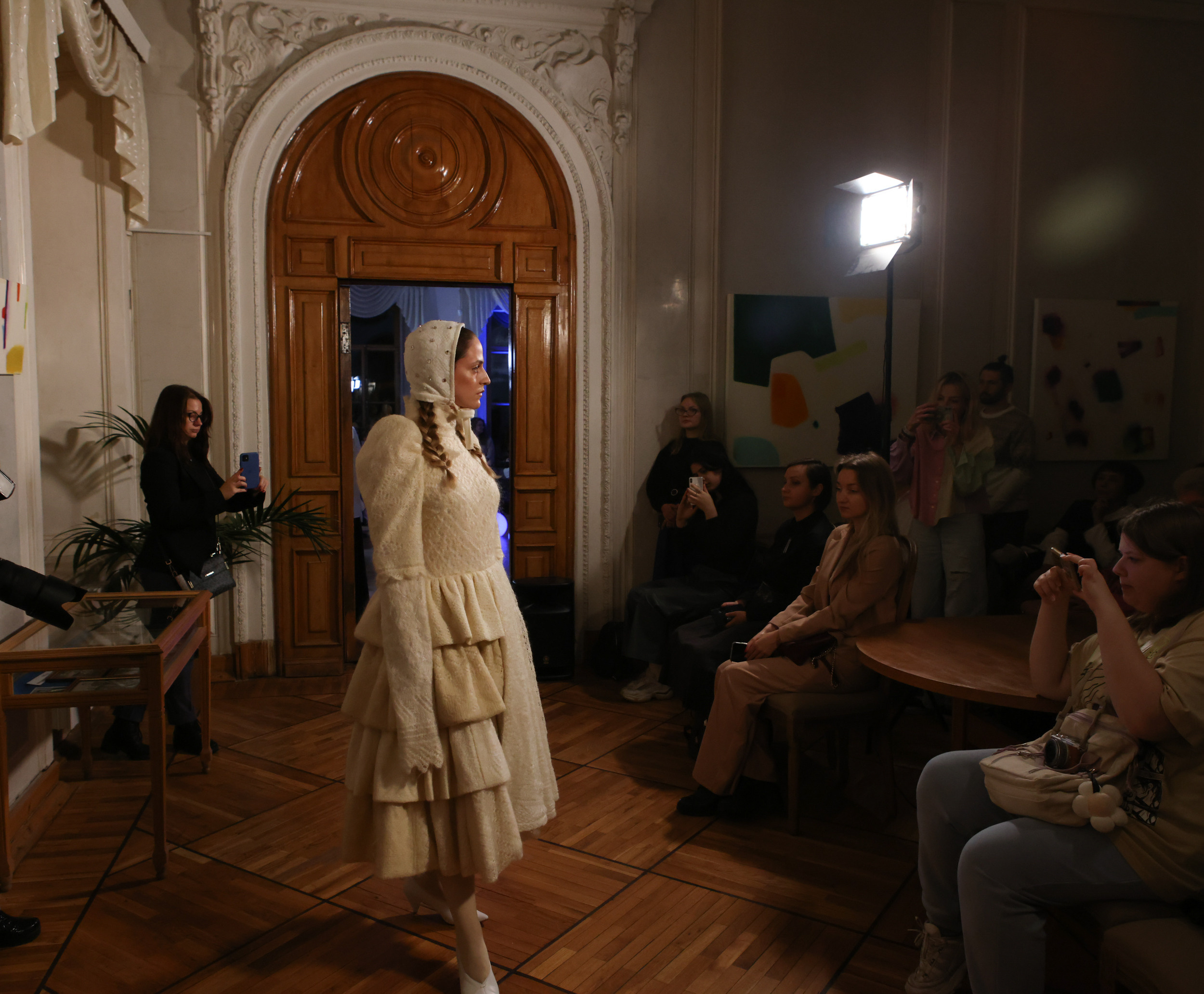 Модный показ в библиотеке им. Пушкина. Репортажный, архитектурный, театральный и файн-арт фотограф Лена Мельникова в Москве
