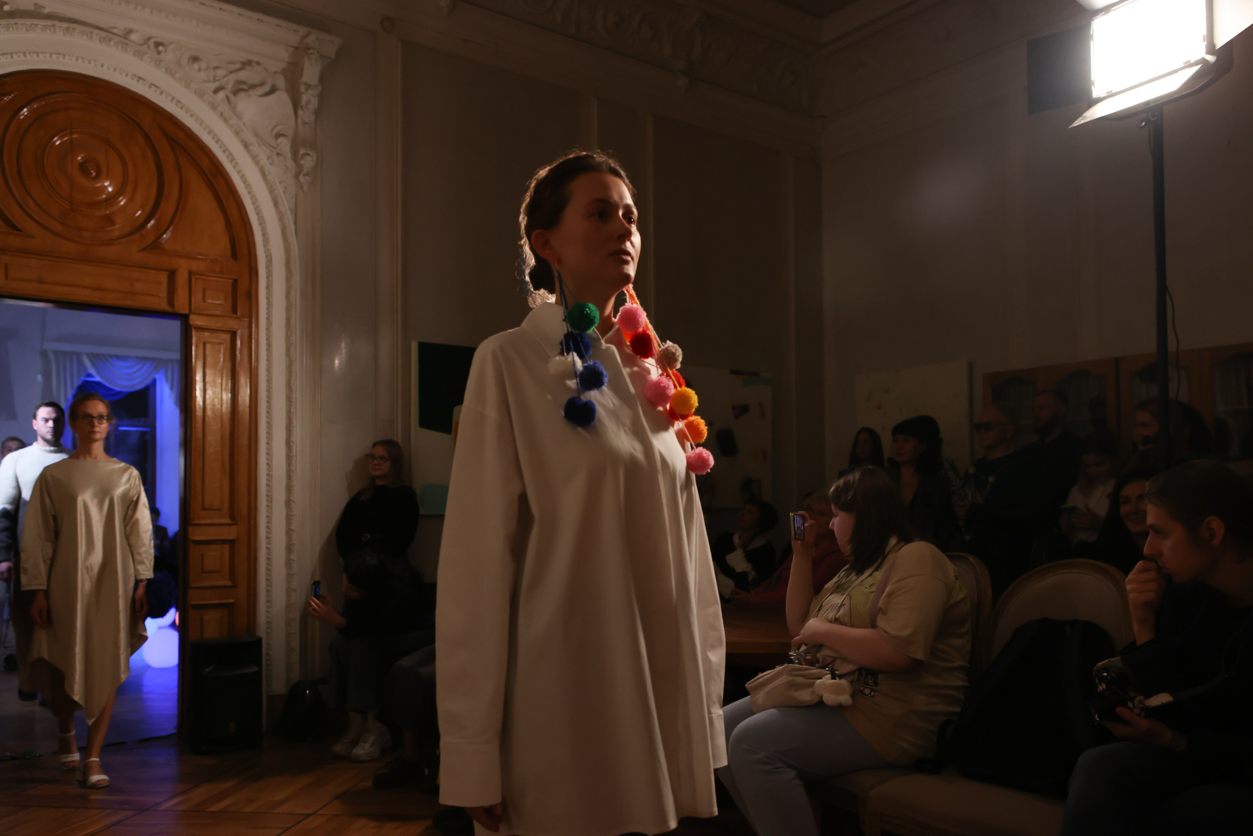 Модный показ в библиотеке им. Пушкина. Репортажный, архитектурный, театральный и файн-арт фотограф Лена Мельникова в Москве