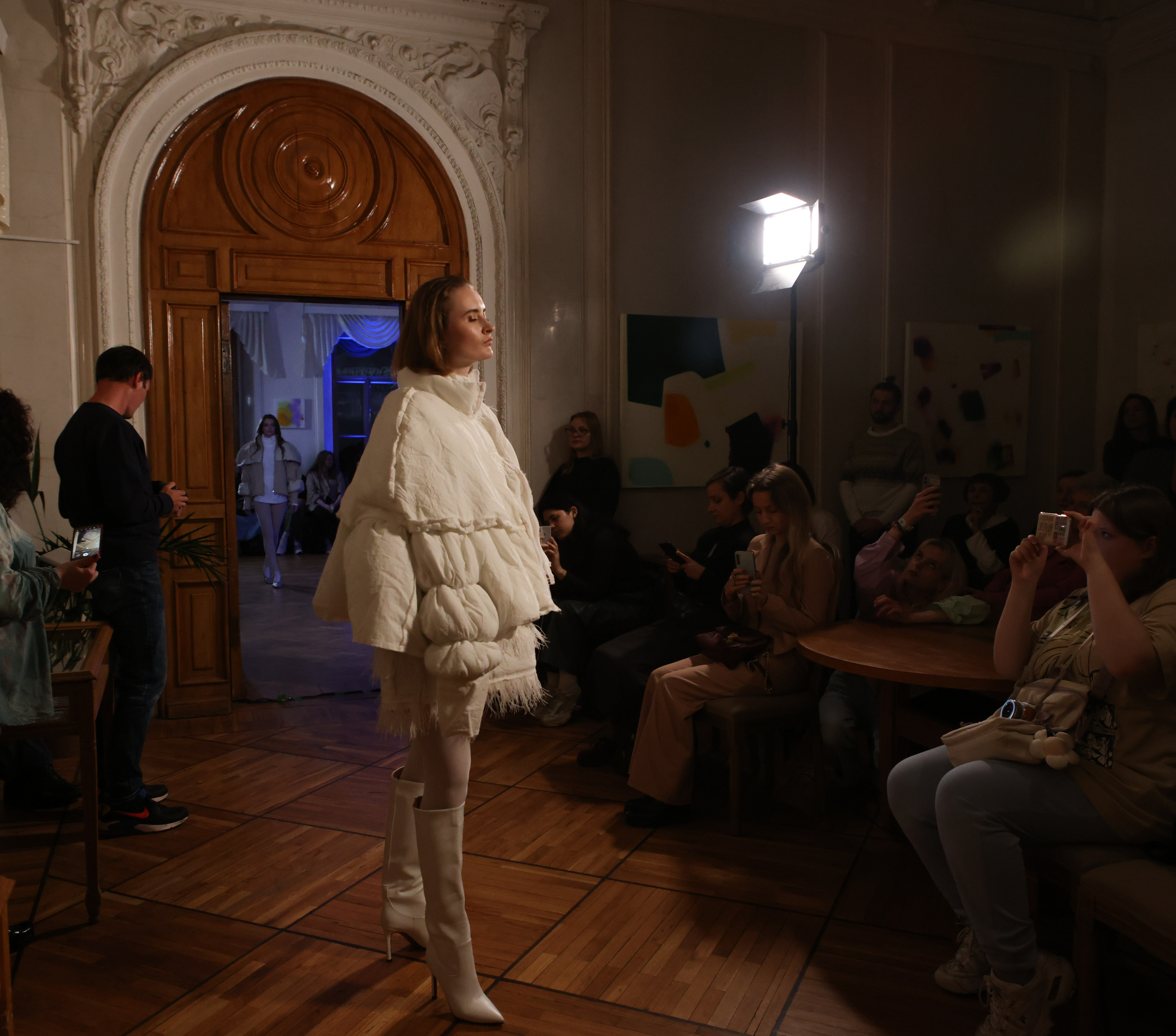 Модный показ в библиотеке им. Пушкина. Репортажный, архитектурный, театральный и файн-арт фотограф Лена Мельникова в Москве