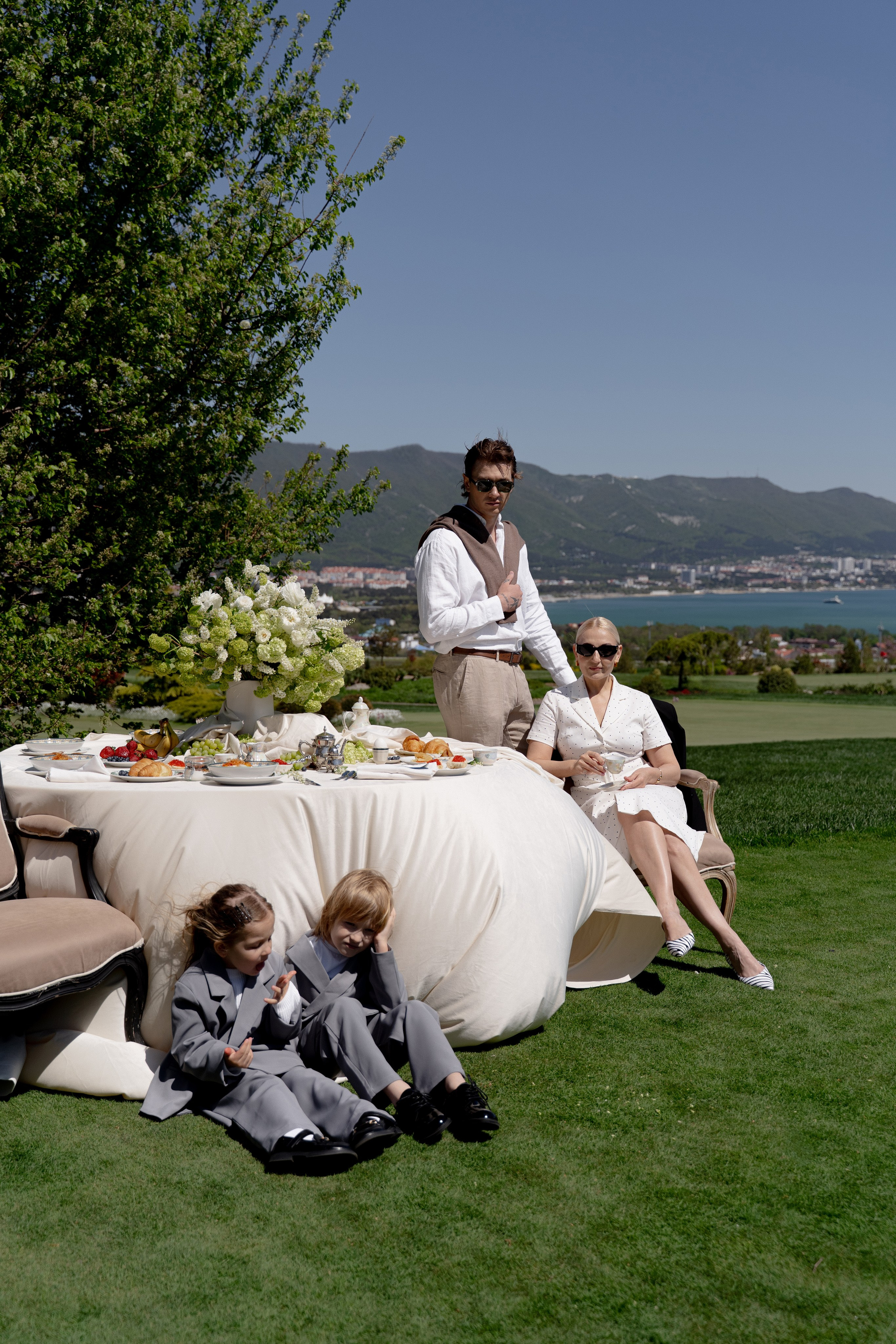 Семейная пара гостей на свадебной церемонии в гольф клубе Геленджика