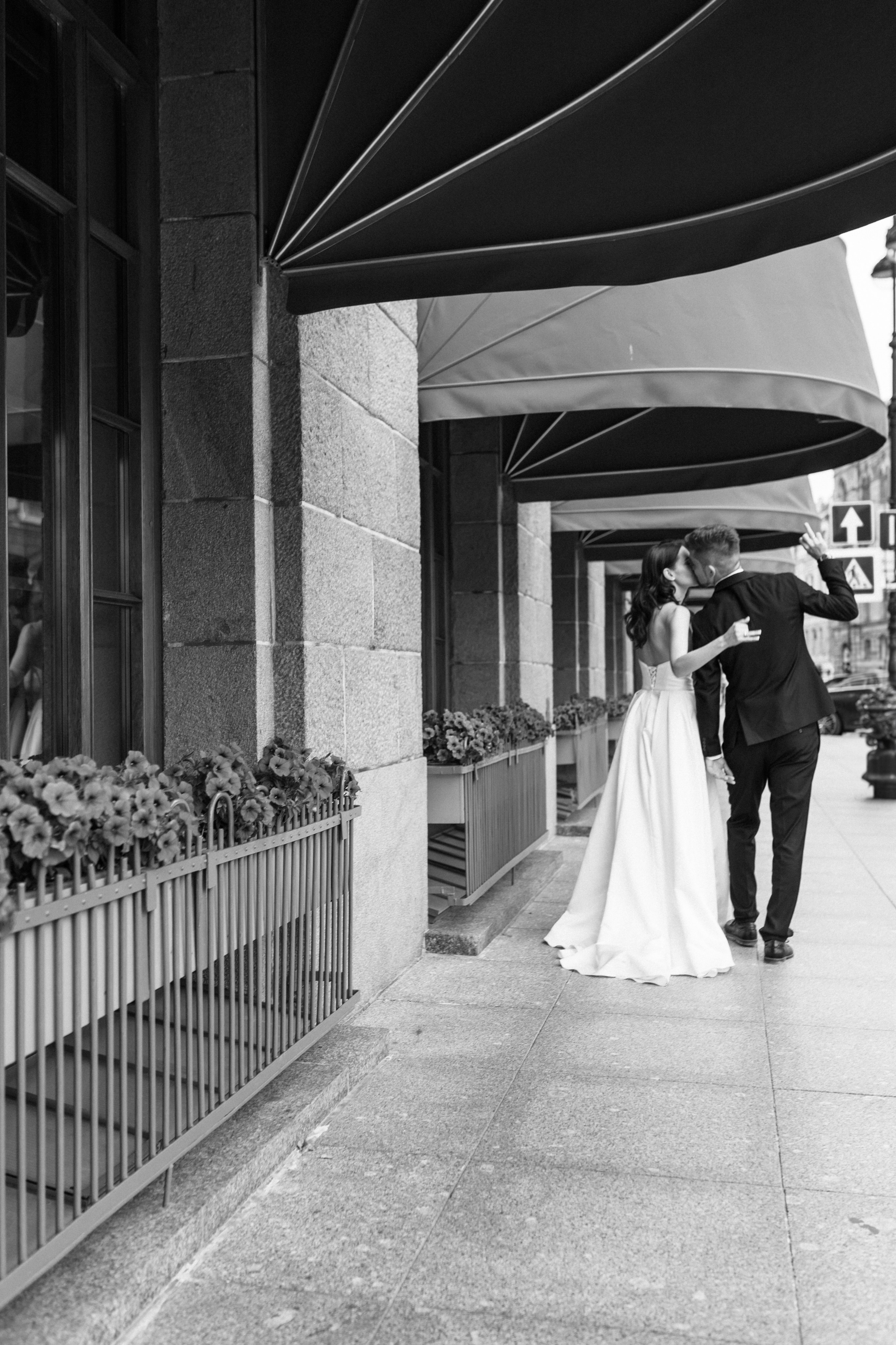 Прогулки во время свадебного банкета. Happiness is in the moments