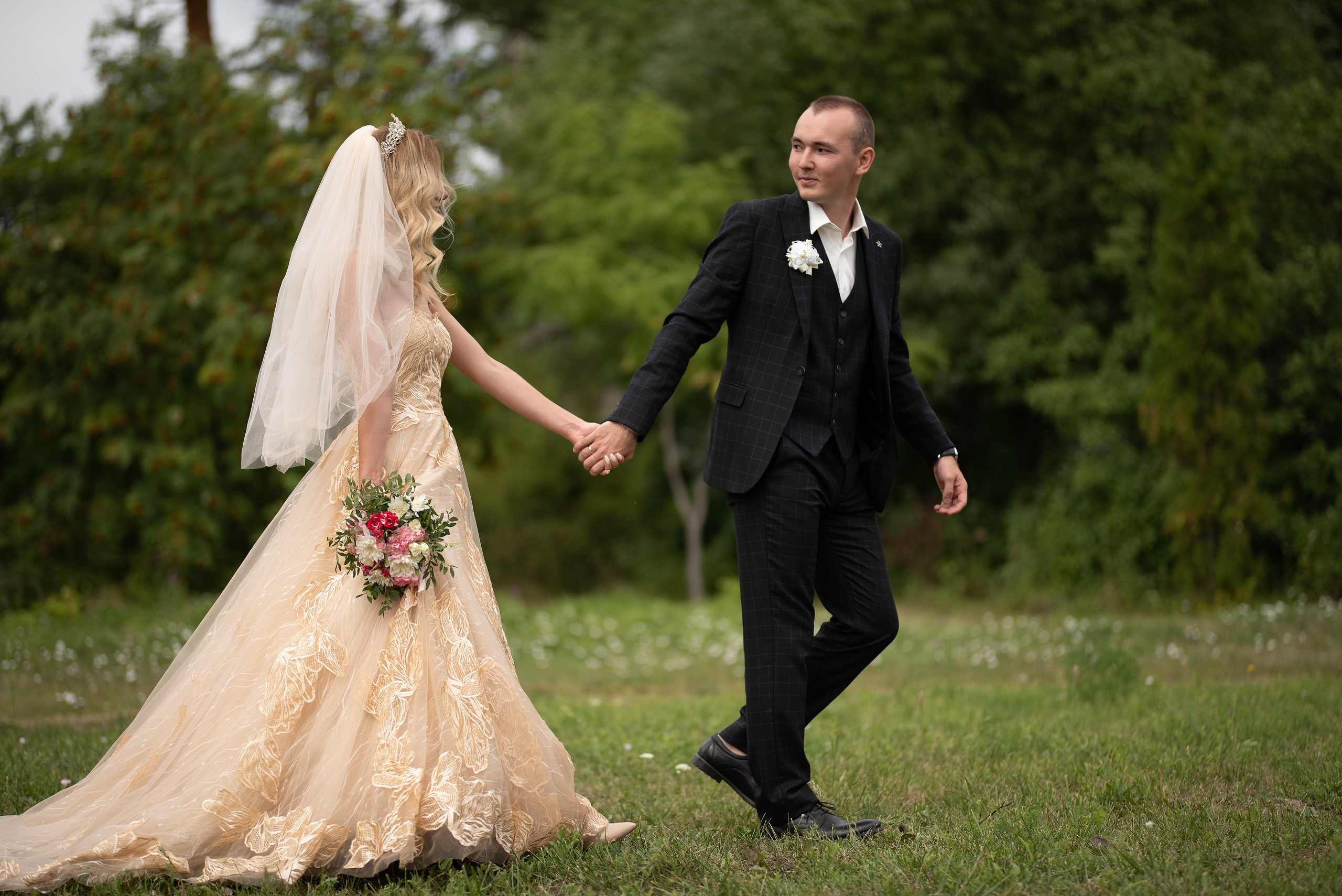 Жених ведет невесту за руку.