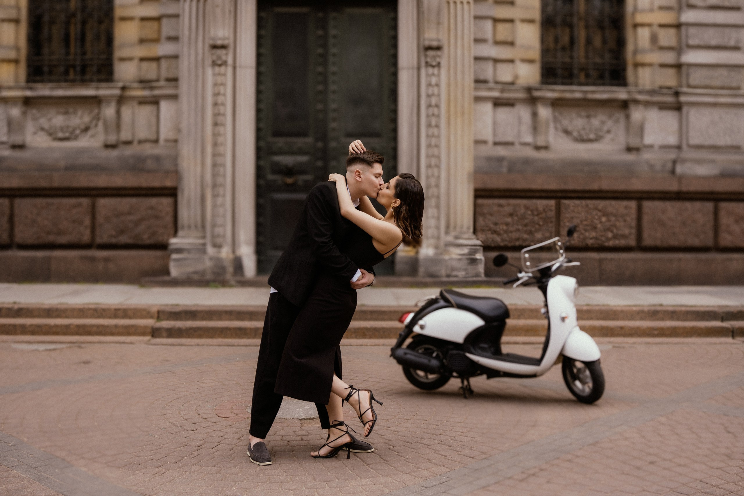 Фотосессия лавстори со скутером.Парная фотосессия в Санкт-Петурбурге. Академия Штиглица.