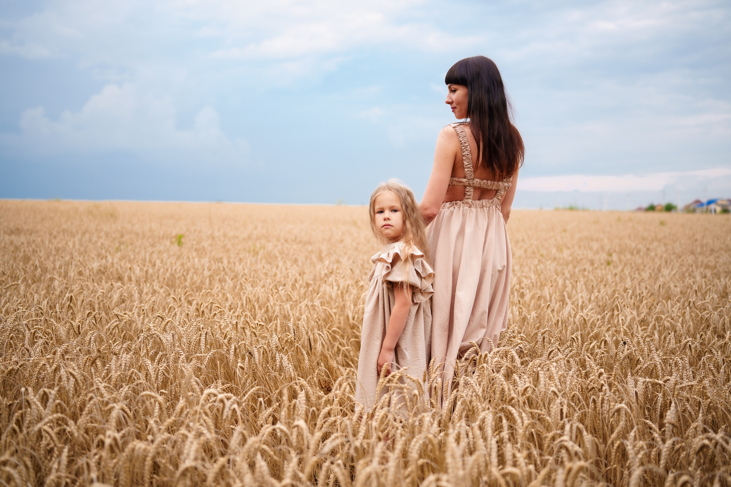 Мама с дочкой в пшеничном поле (01.08.2023). Фотограф Андрей Чеботок (Белгород, Курск, Воронеж, Старый Оскол)
