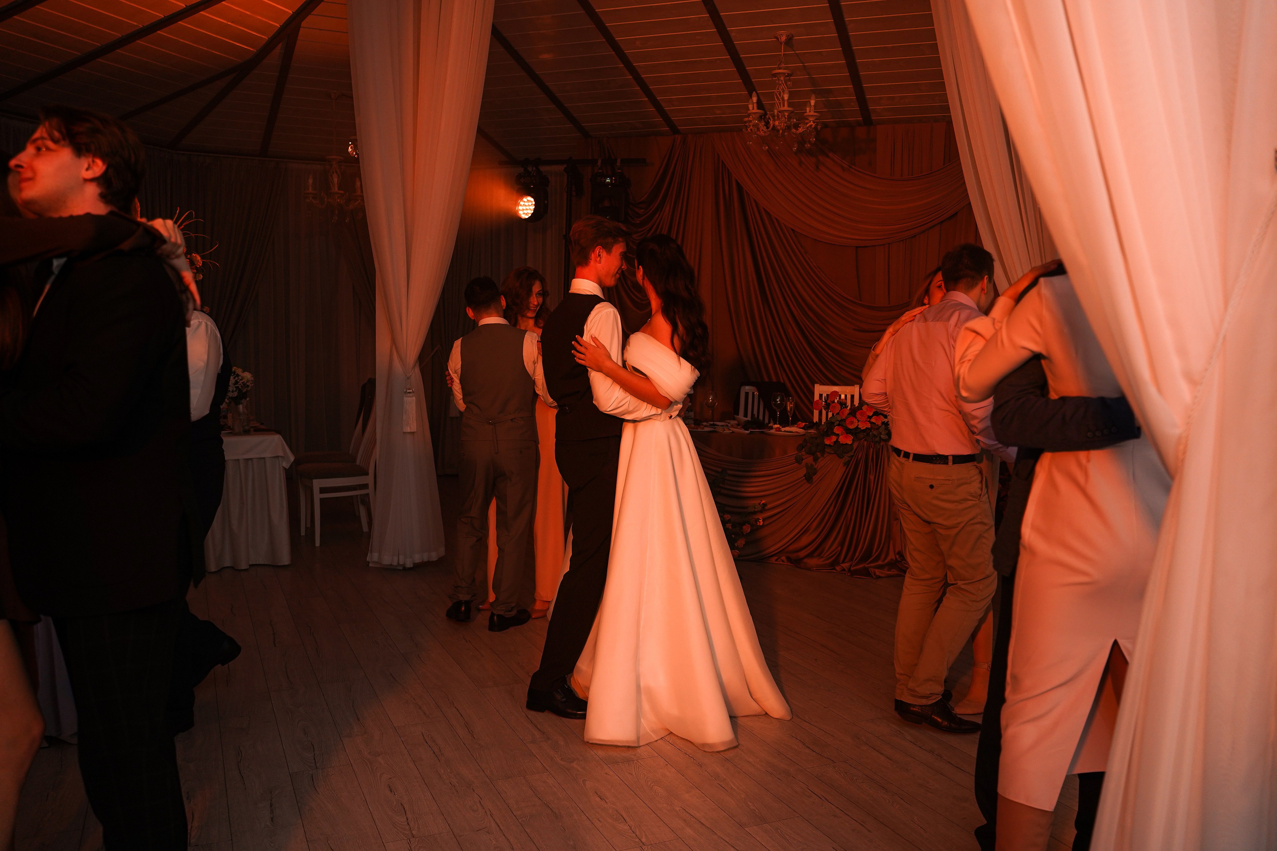 Свадебный банкет в беседке. Свадебный фотограф в Ростове-на-Дону. Таинство Крещения и Венчания, семейные фотосессии. Алёна Чёботова