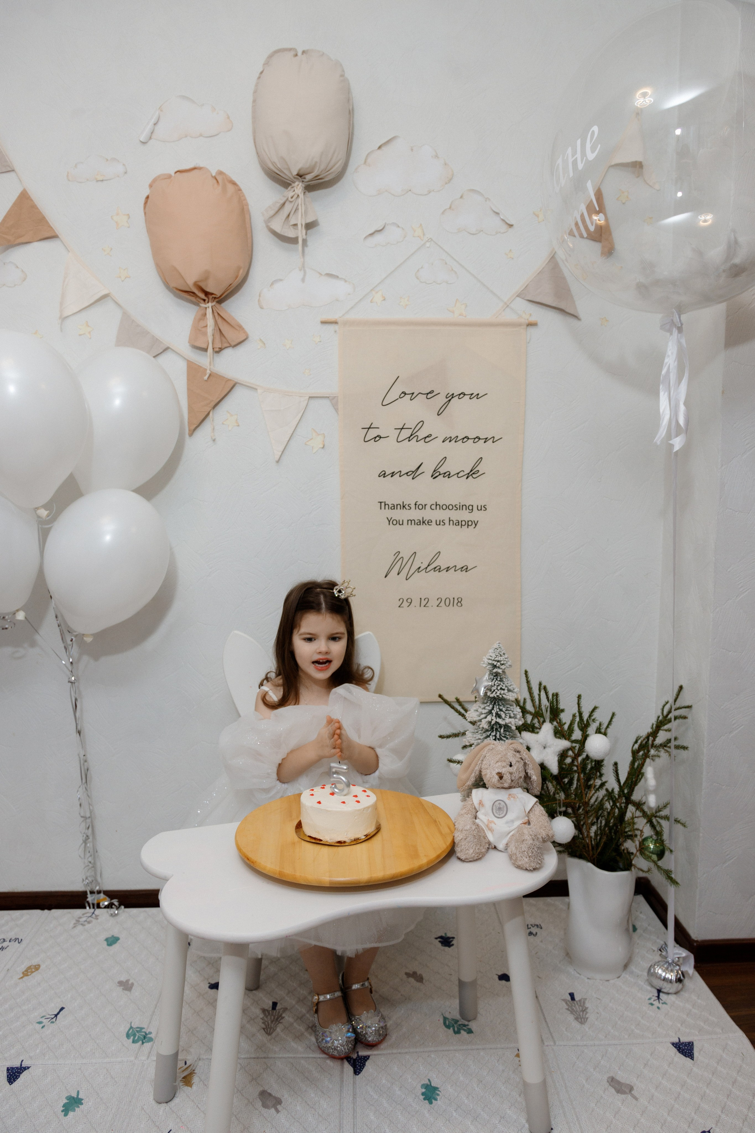 Фотосессия возле фотозоны дома. Фотограф Александра Сыщенко