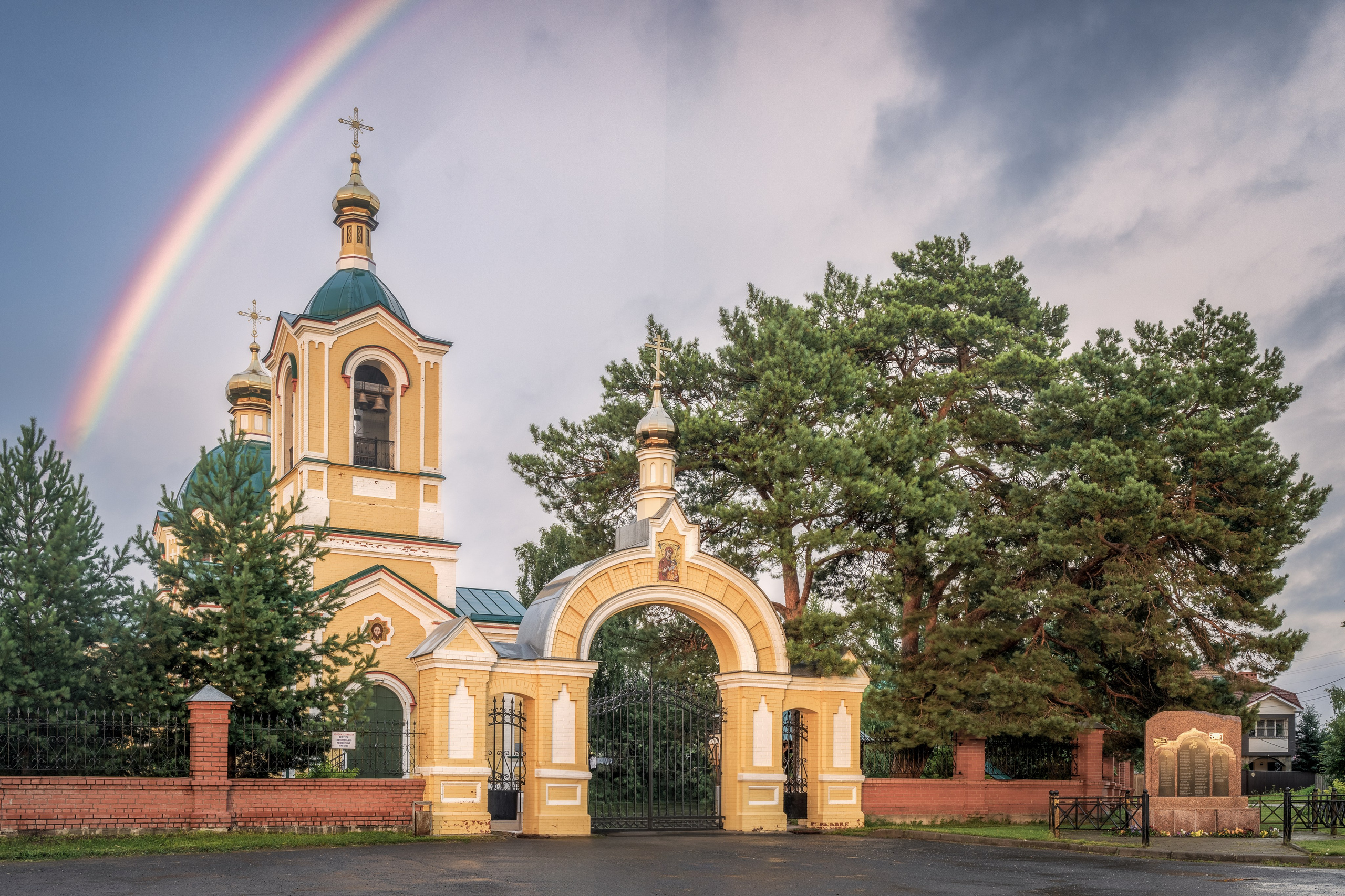 Радуга над храмом Святого Николая Чудотворца в селе Кольцово Пермского края