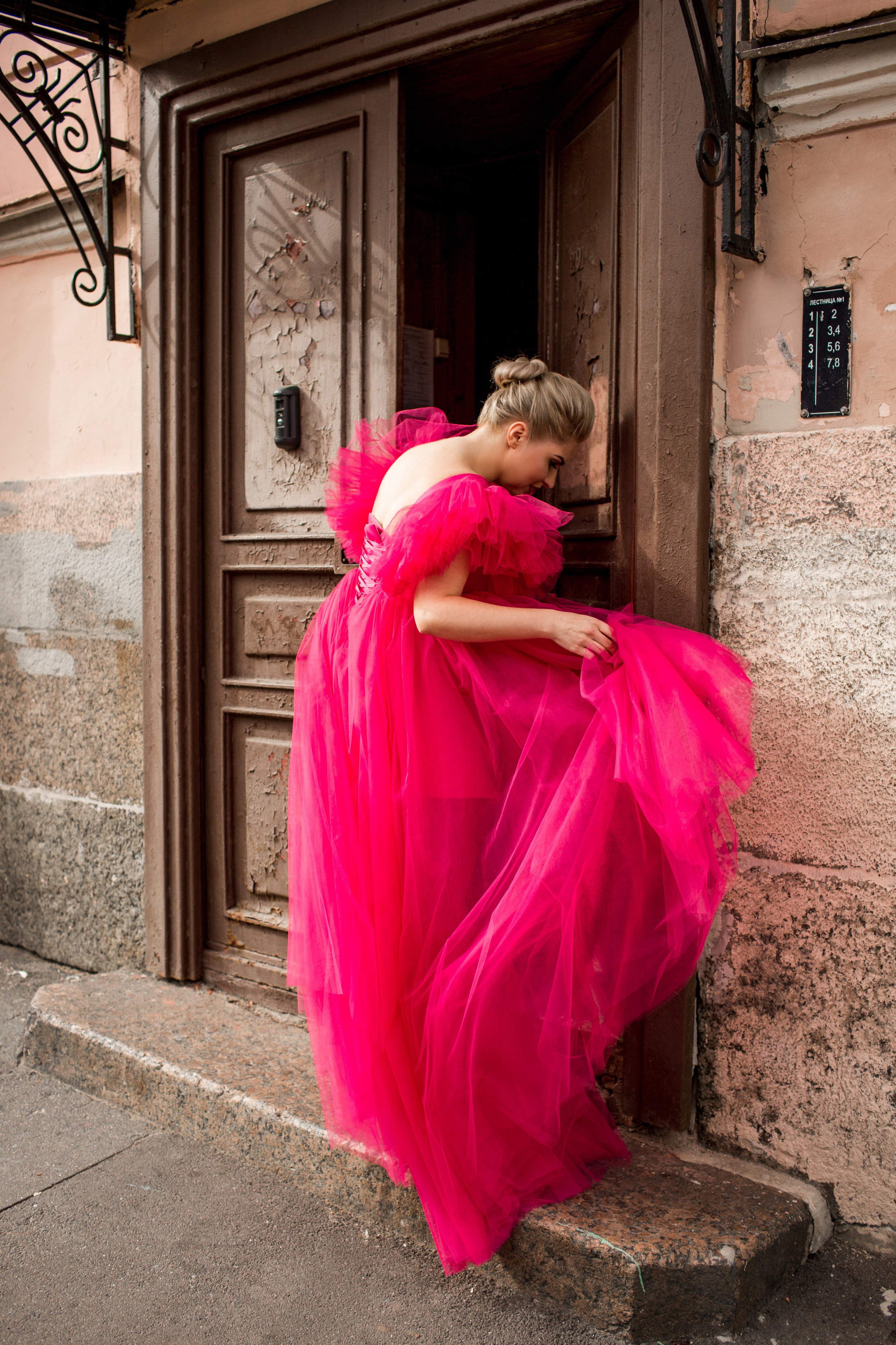 Контрастные образы на классическом фоне: красное платье и городская эстетика