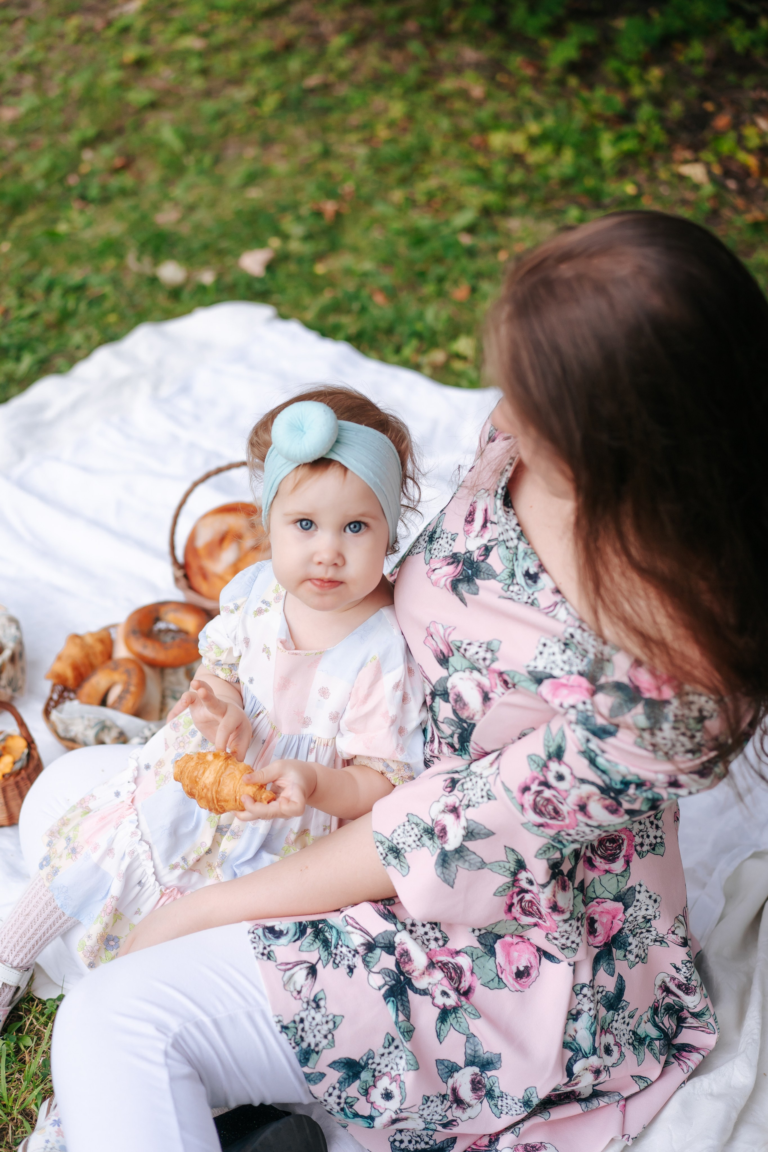 Евангелина с мамой в парке. Детская, семейная фотостудия в Санкт-Петербурге