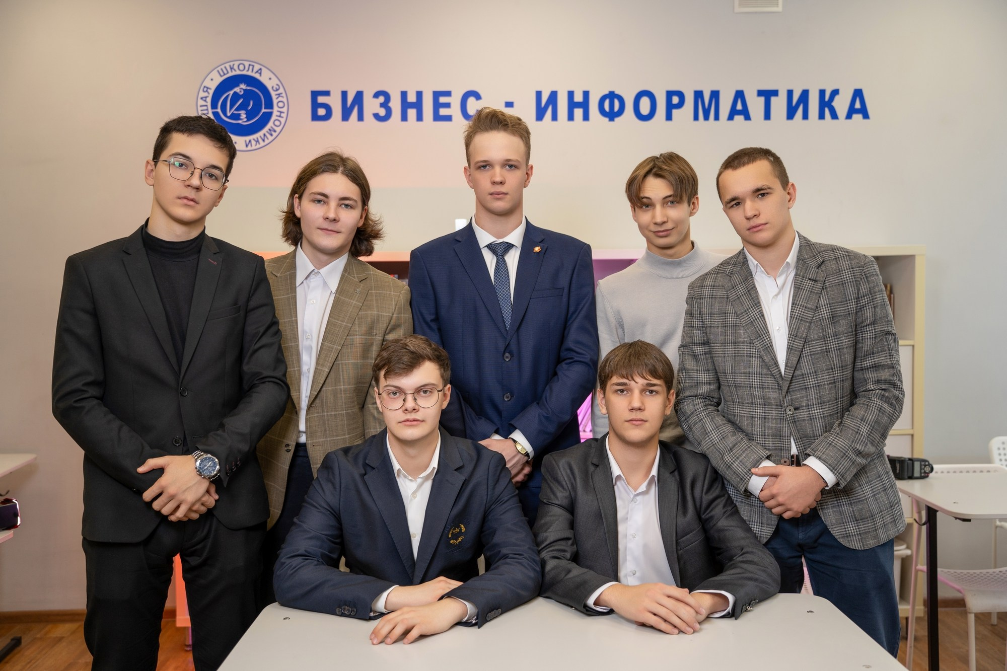 Фотосессия в 7 лицее с цветными фильтрами. СИГМА | Студия выпускных альбомов Красноярск