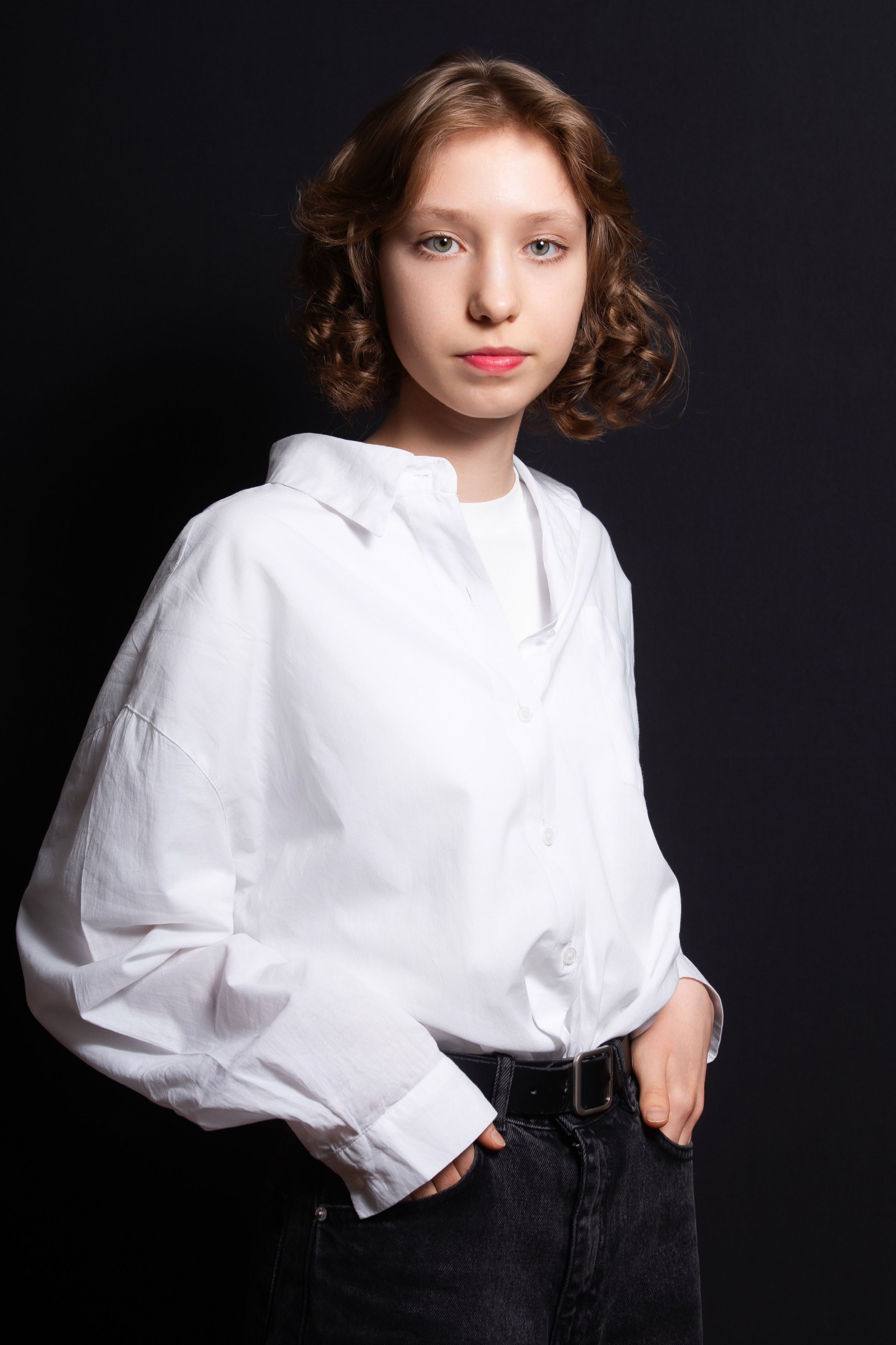 Портретная фотосессия для учеников 9 класса на чёрном фоне | Школьный фотограф Николай Богатырёв | Твой альбом / Твои правила. ТВОЙ АЛЬБОМ / ТВОИ ПРАВИЛА