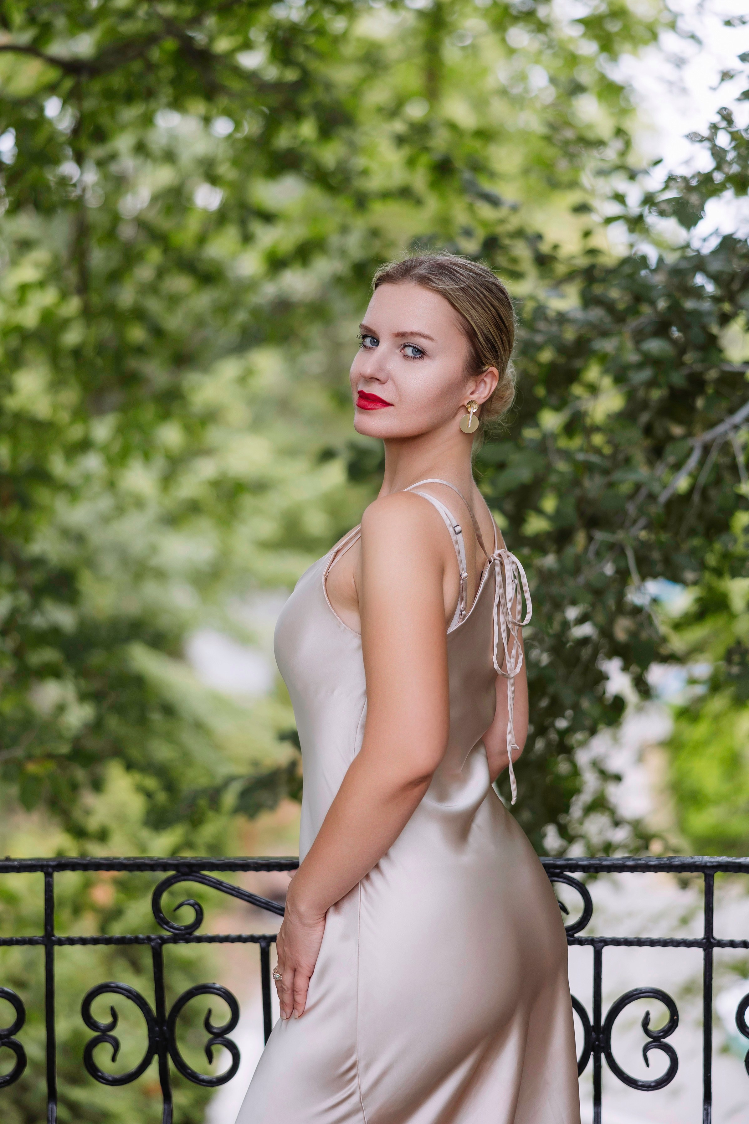 Уличная фотосессия — девушка в  парке