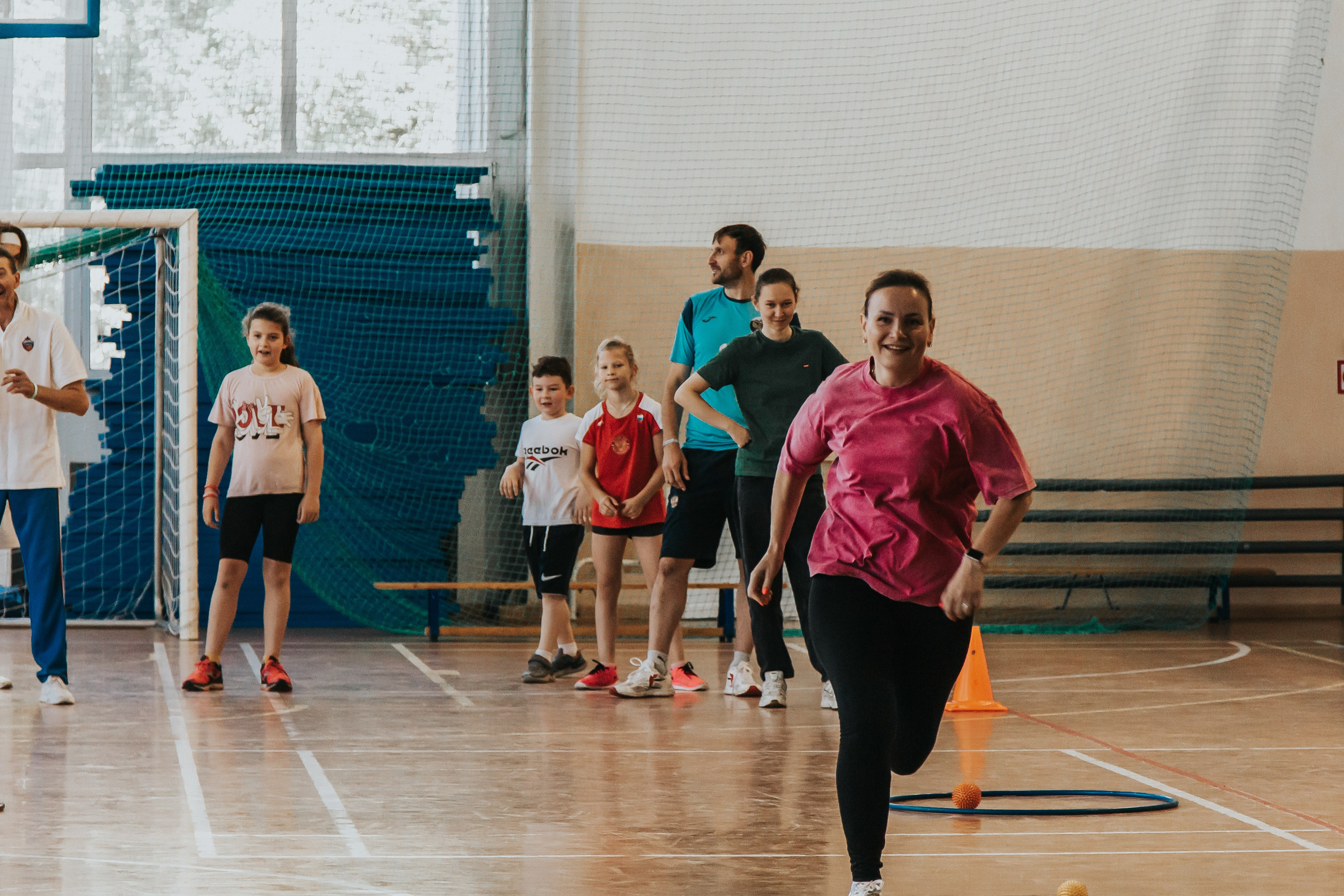 Репортажная спортивная съемка г. Королев стадион Металлист «папа, мама, я — спортивная семья». Юлия Егорова | Свадебный фотограф, семейный фотограф Москва, МО • Портреты • репортажи • день рождения • Love Story • дети