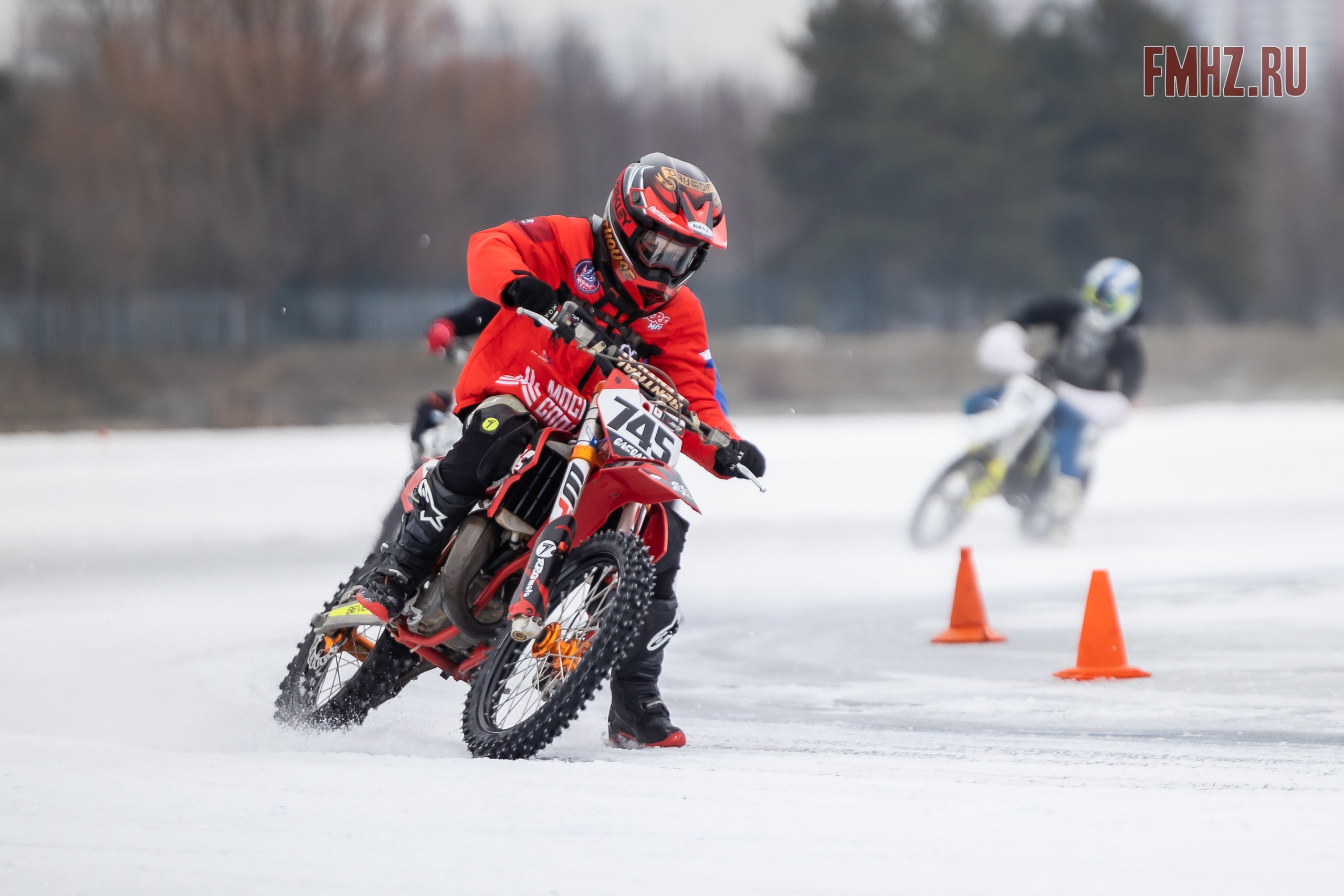 Первый этап Кубка МФР по мотокроссу на льду Большого Крылатского пруда в Москве. 8 февраля 2025 г. Фотограф Владимир Охрименко