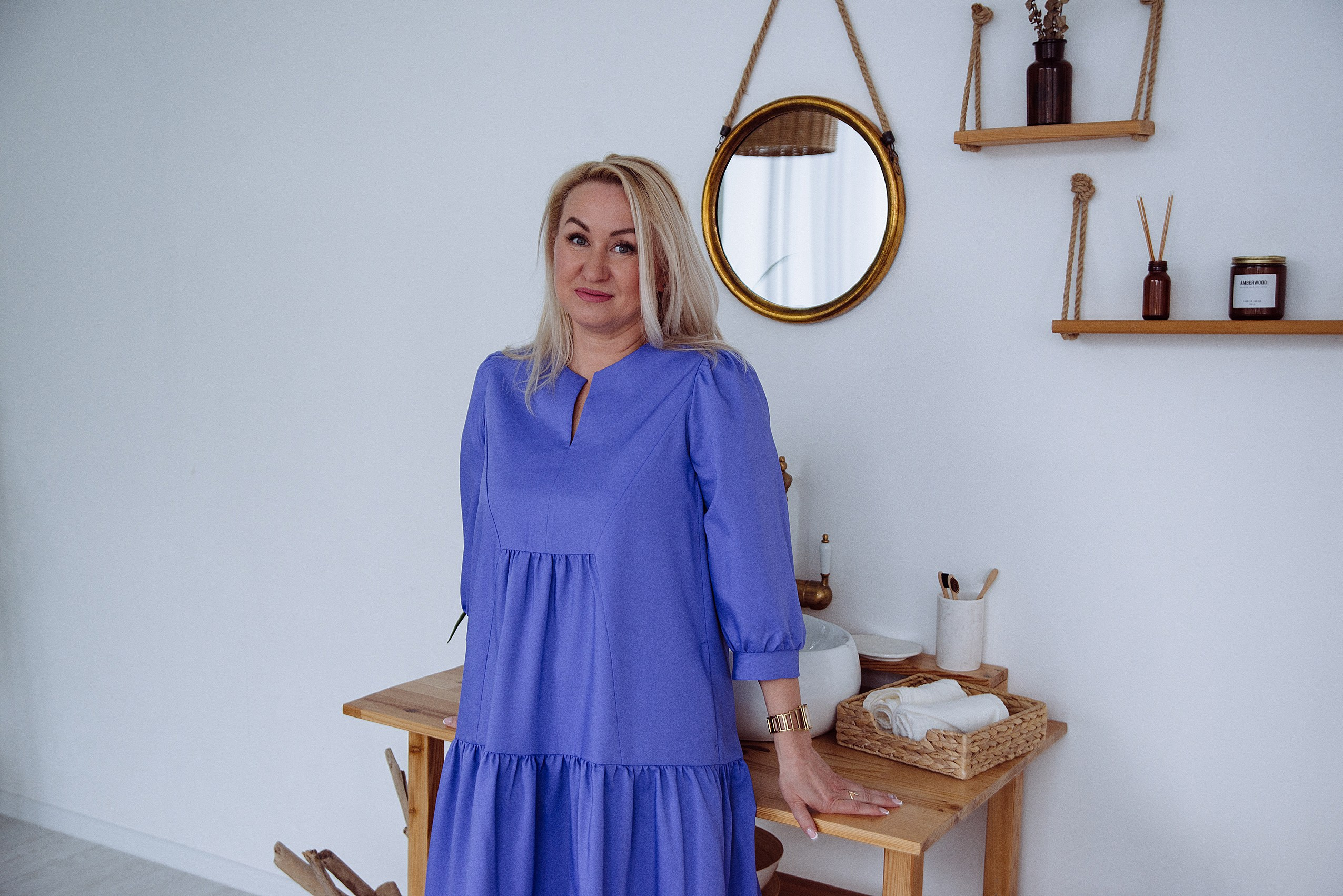 Контент фотографии для инстаграм мастера по шугарингу в студии. Контент фотограф Дарья Едапина Новосибирск. Фотограф Дарья Едапина Новосибирск