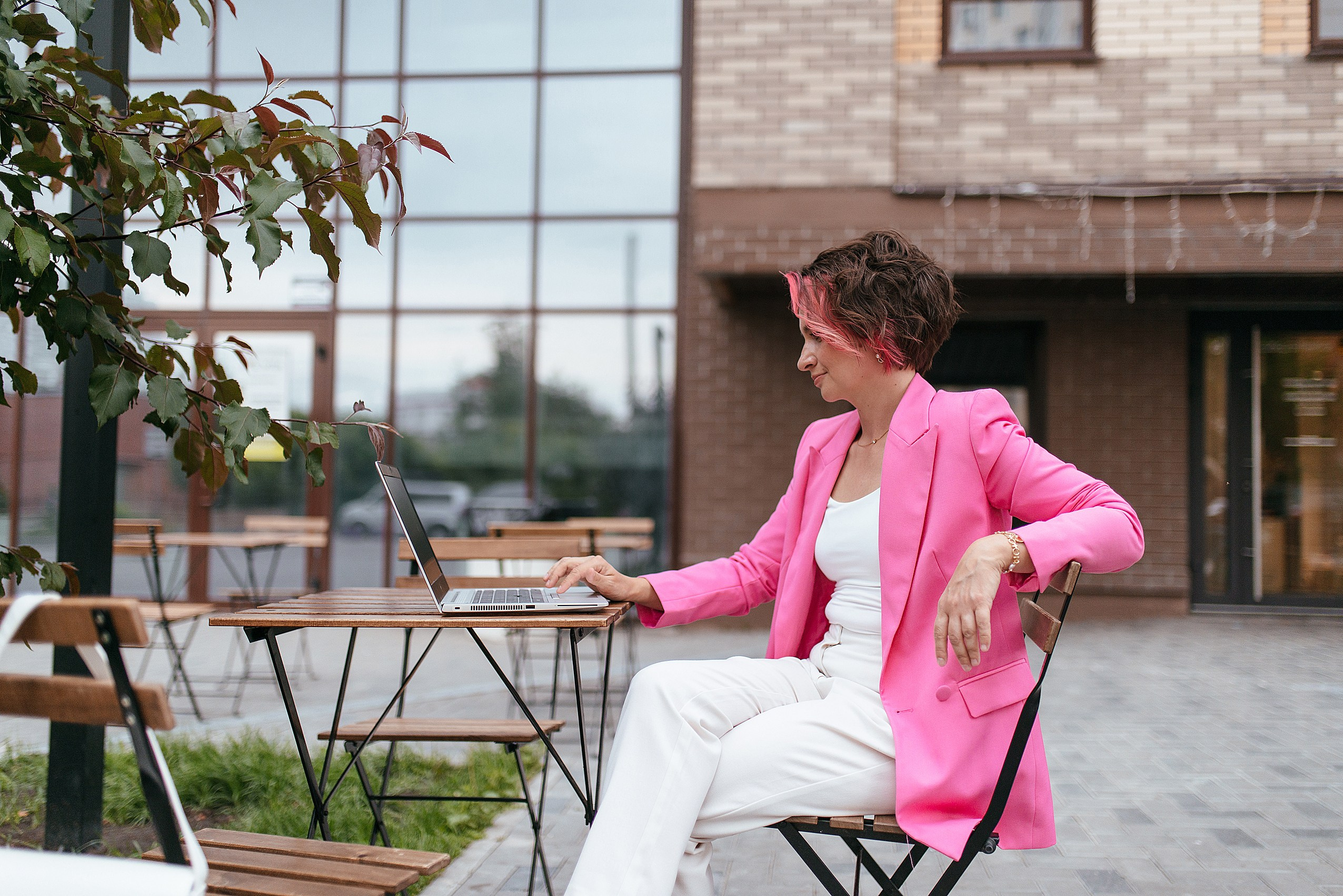 Уличная контент фотосессия для инстаграм дизайнера. Контент фотограф Дарья Едапина Новосибирск. Фотограф Дарья Едапина Новосибирск