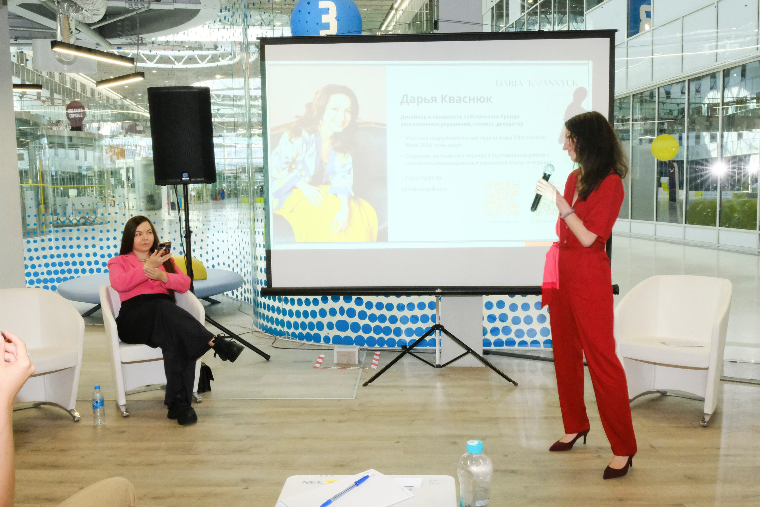 Репортаж бизнес-конференции в Сколково от сообщества BRUSNIKA. Индивидуальная фотосъёмка в Москве. Фотограф Василиса Тарасова