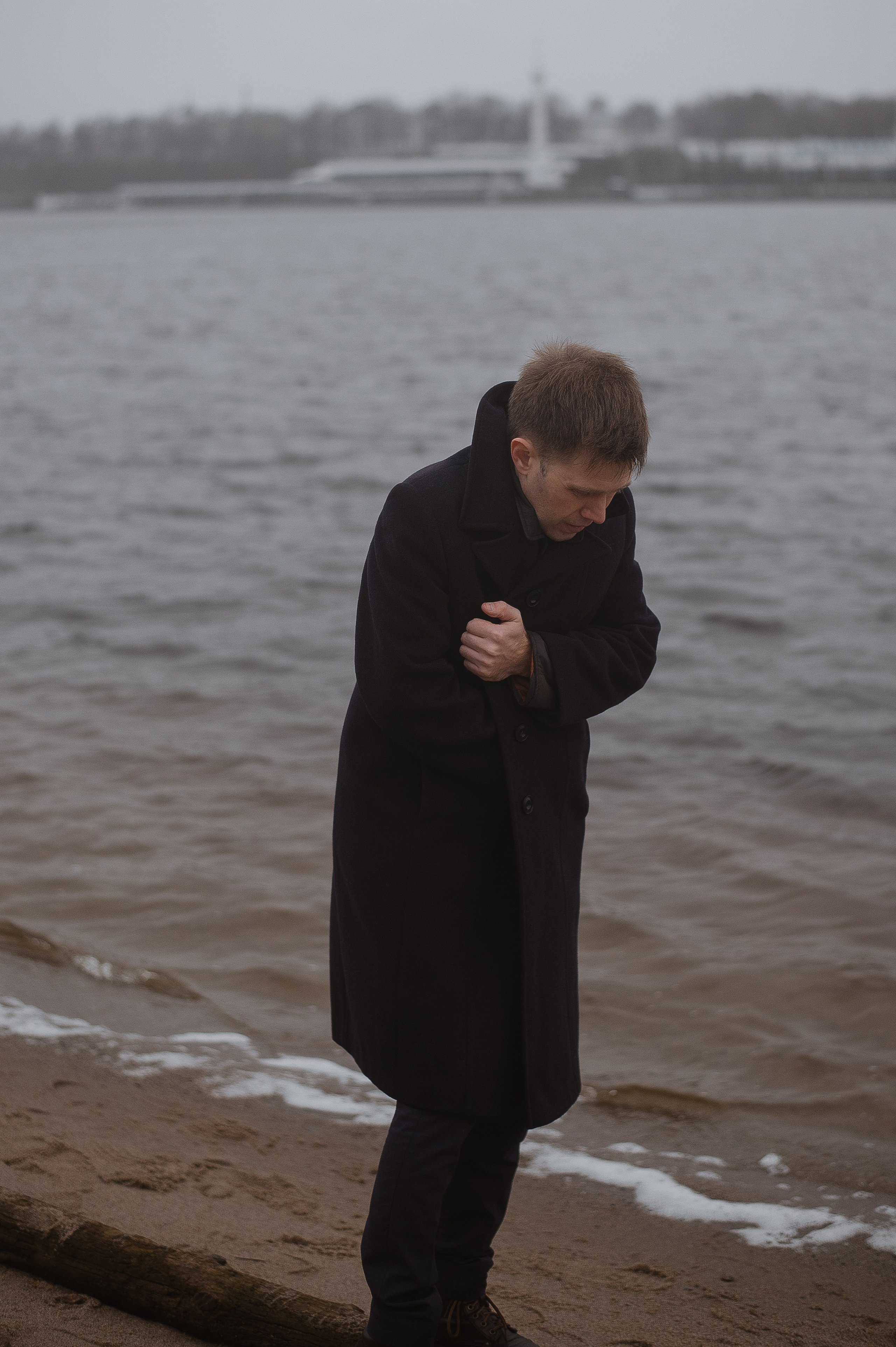 Арсений, пасмурная вода в осени. Свадебный фотограф в Ярославле Денис Медоваров