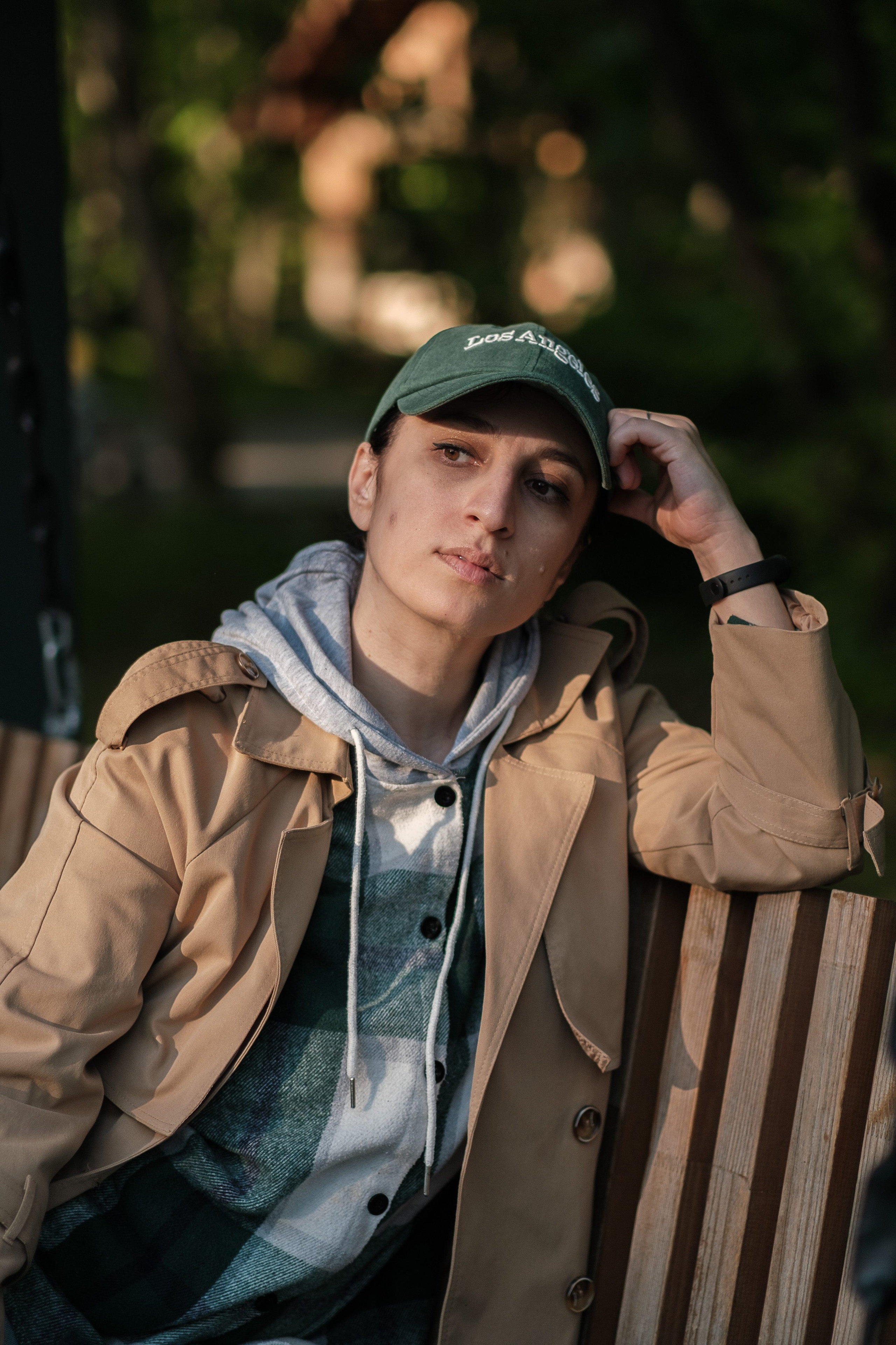 Зита Легоева фотосессия в Сокольниках, на скамйке