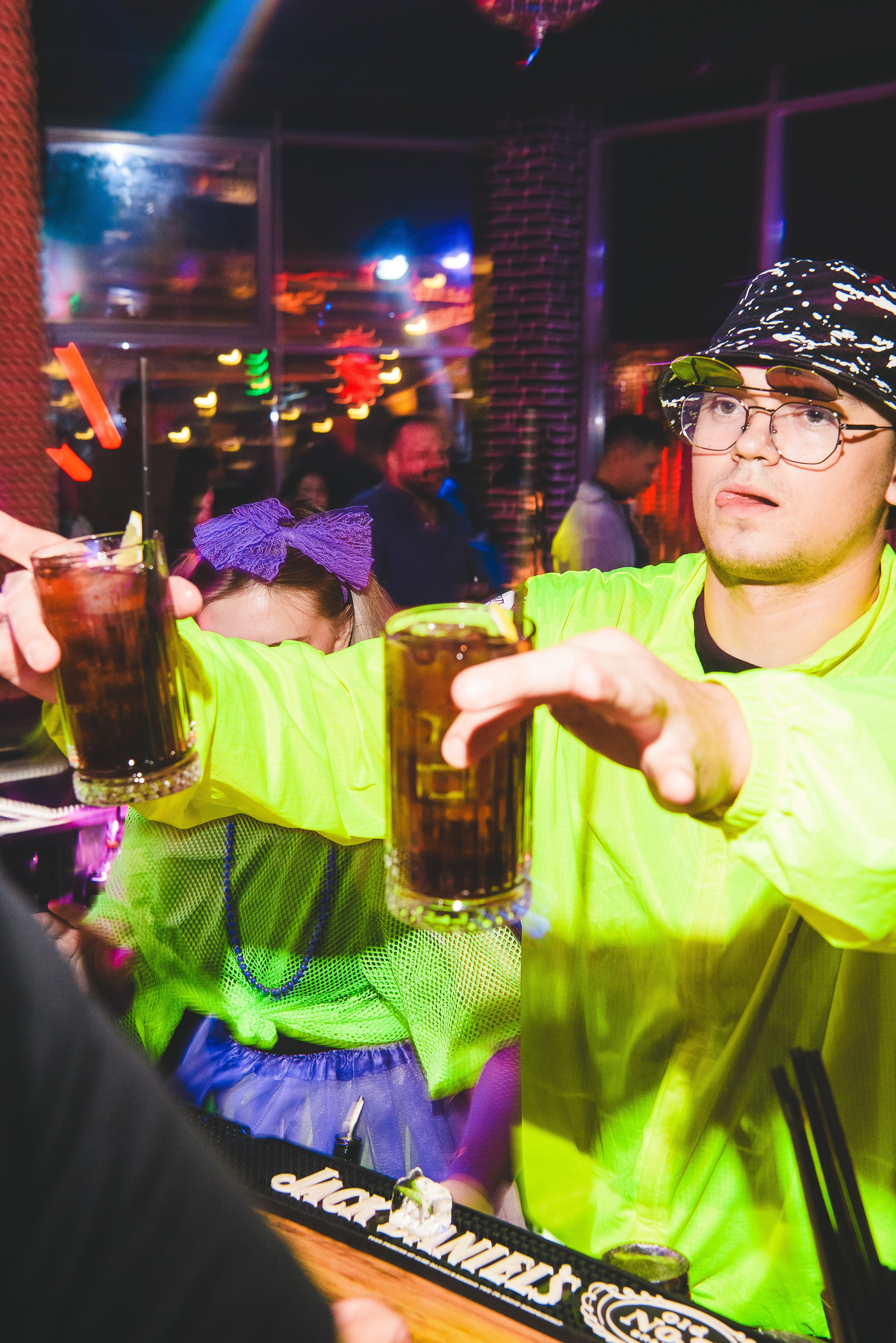 Бармен и его творчество - вкусные и огненные коктейли