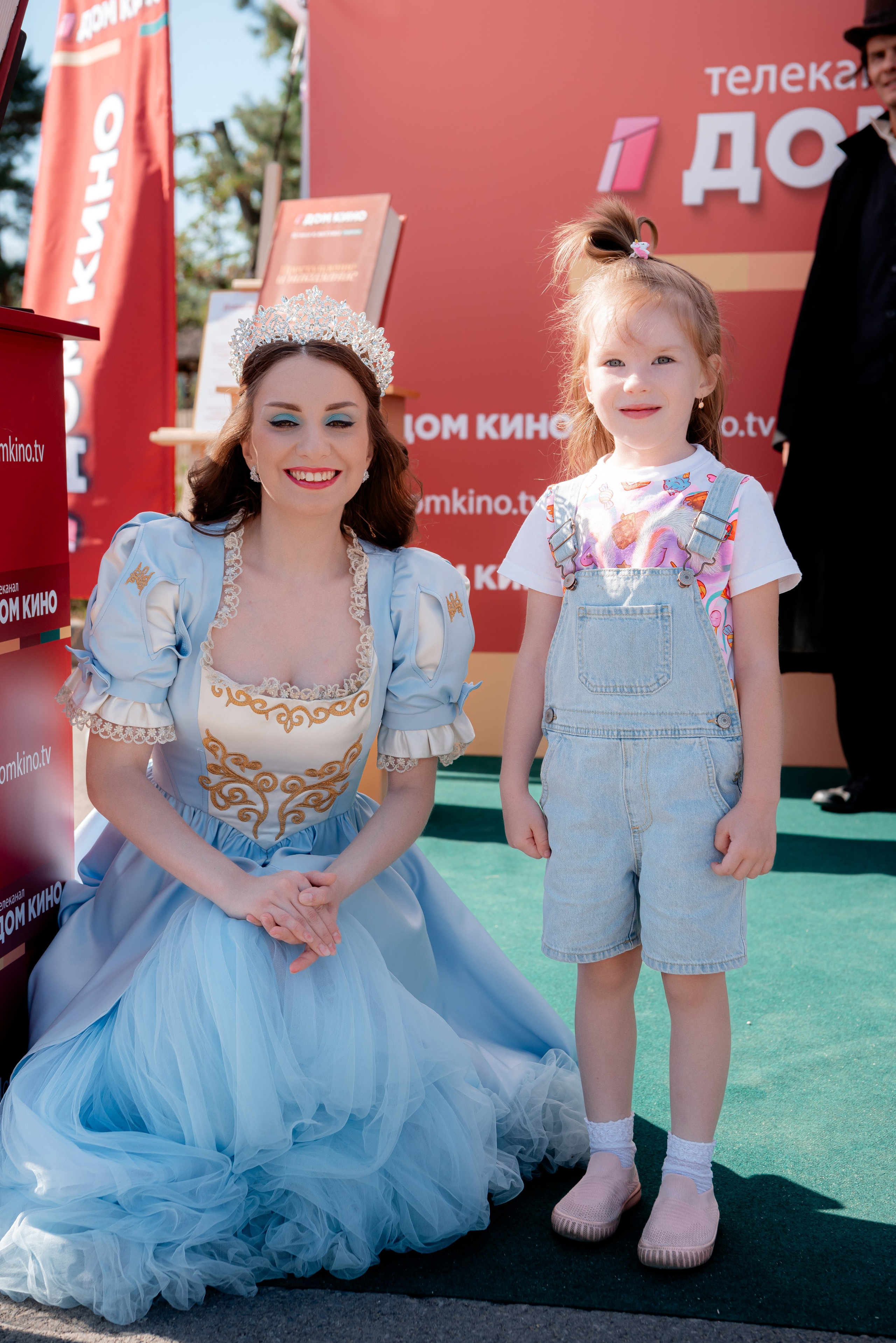 Портретные фото с артистами в палатке Триколор Дом Кинов на день города Волгоград. Фотограф в Волгограде и Волжском Александр Горбань