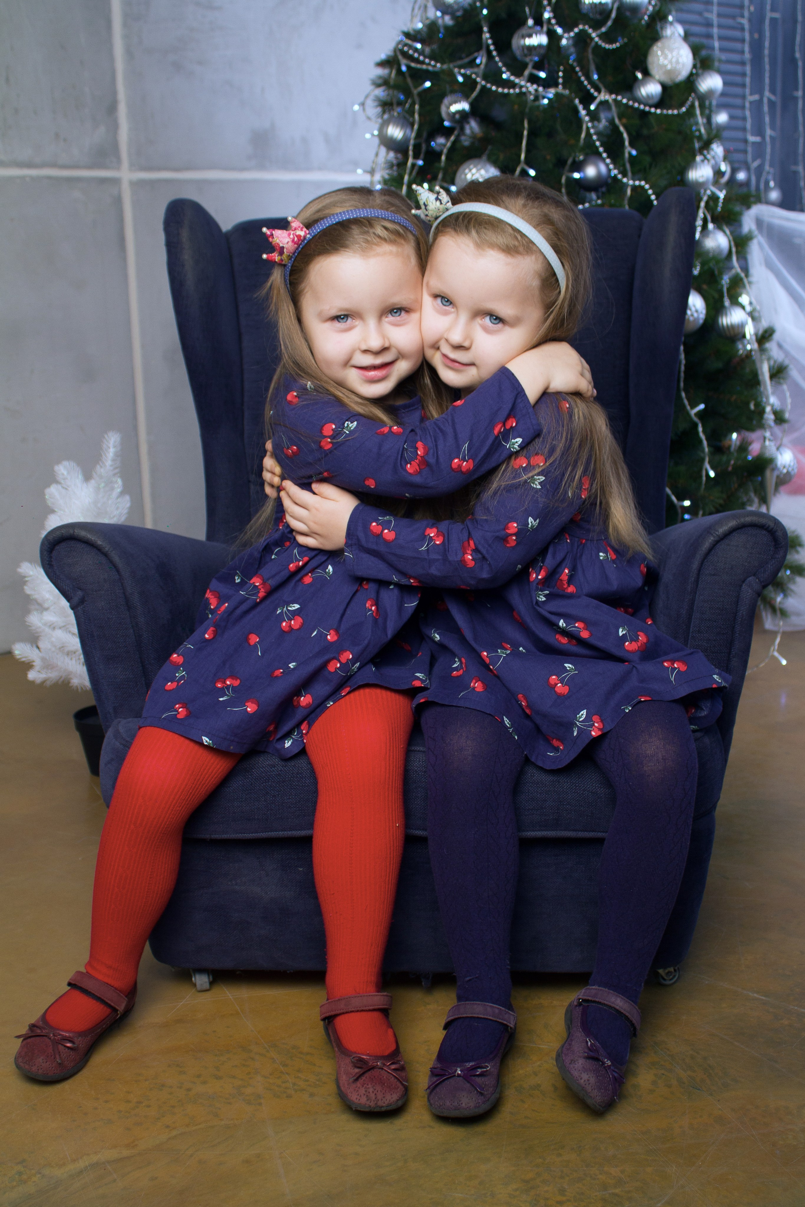 Фотосессия близняшек в студии. Школьные выпускные альбомы в Москве Марина Николаева