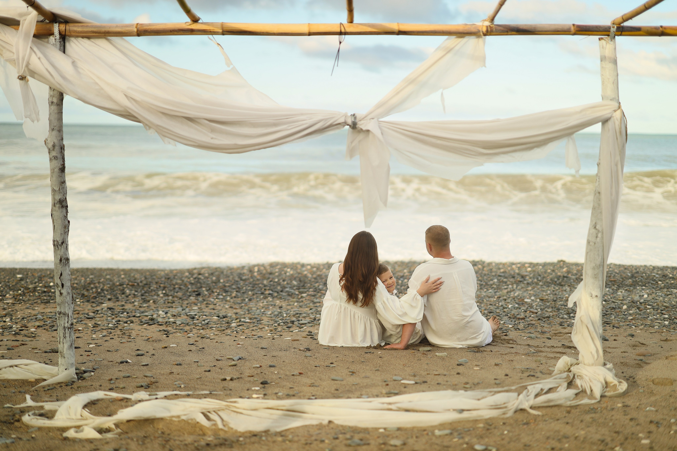 Семейная фотосессия на пляже в Сухуме. Свадебный и семейный фотограф в Абхазии Жанна Соснина