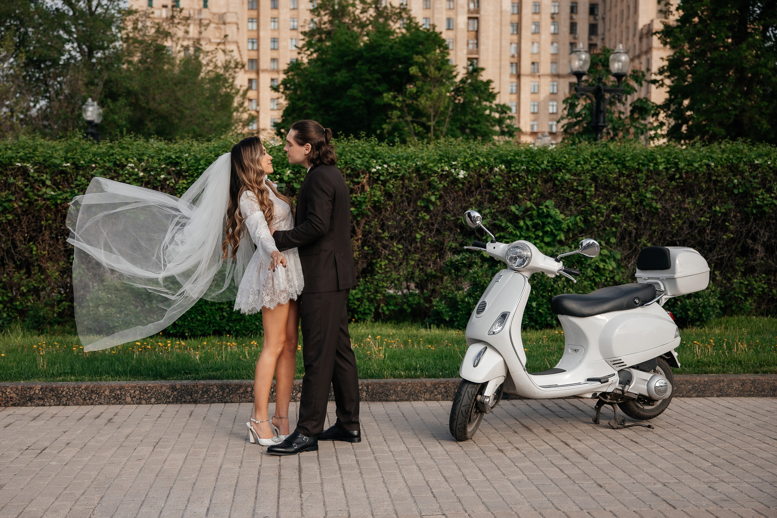 Свадебная прогулка у высотки на Кудринской площади. Свадебный и семейный фотограф в Москве Красинская Мария