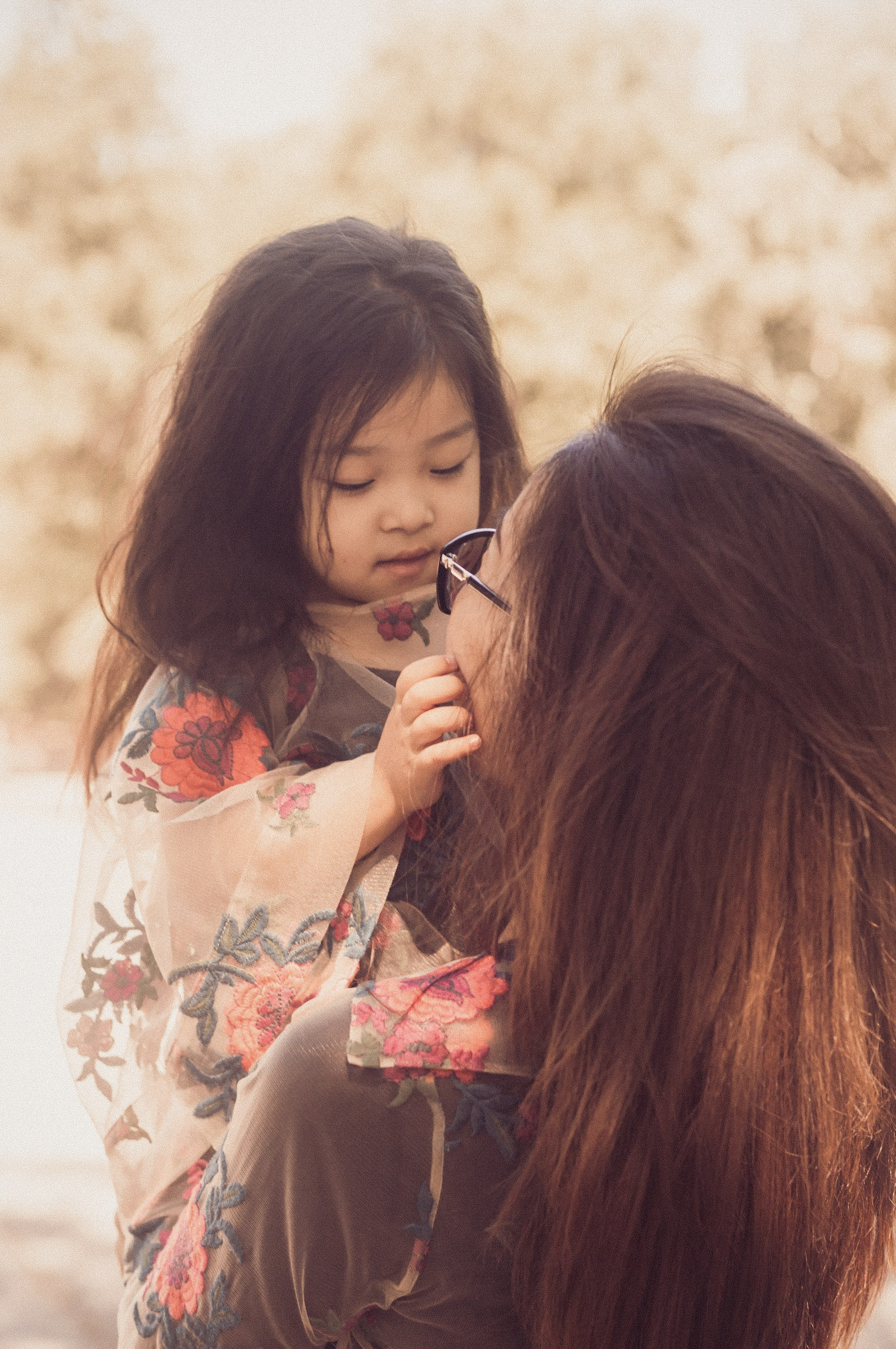 Летняя прогулка мамы и дочери. Фотограф Наталья Гончарова. Снимаю живые портреты в Алматы