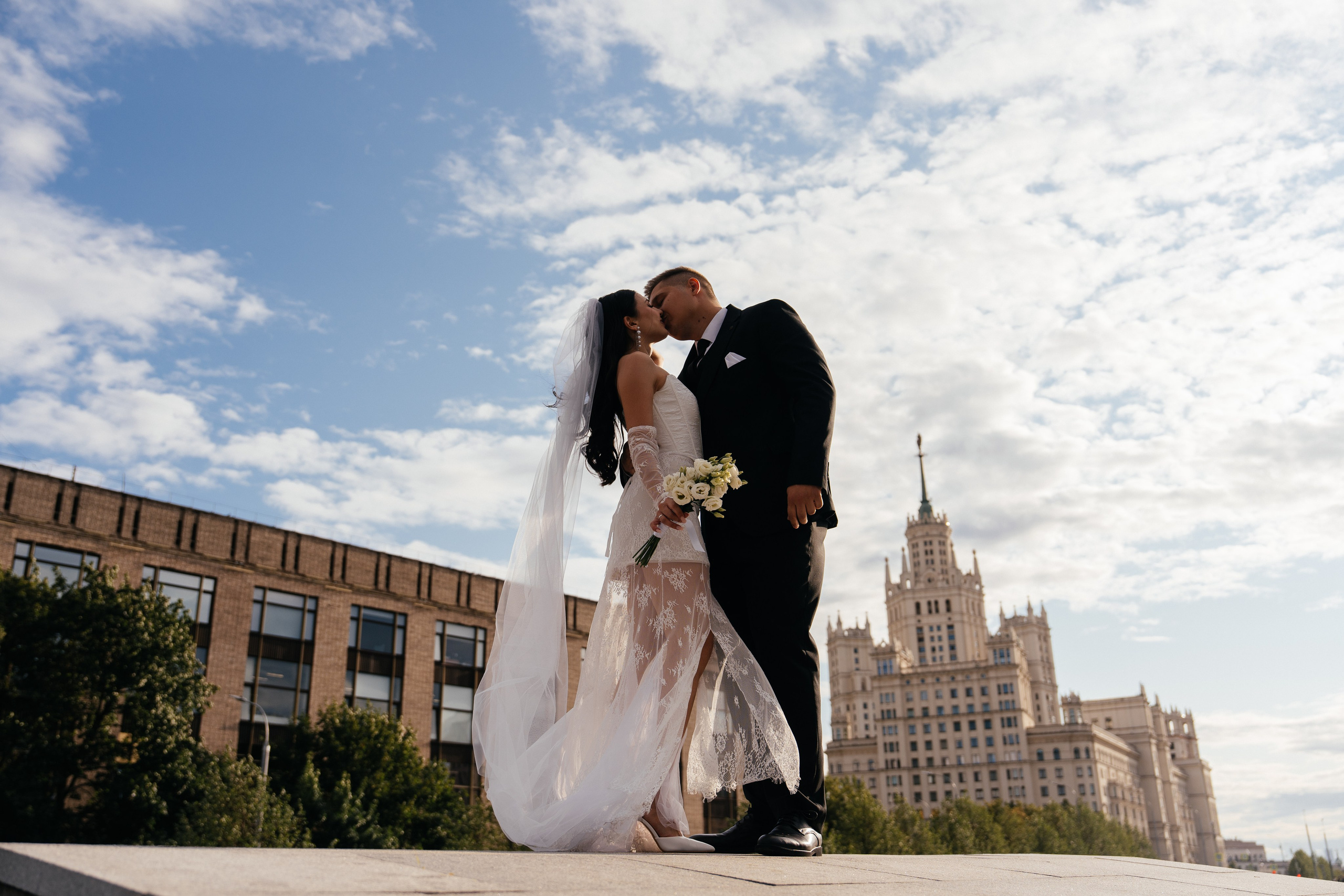 Свадебная фотосессия в Москве у высотки на Котельнической набережной. Свадебный фотограф в Москве Анна Полушина