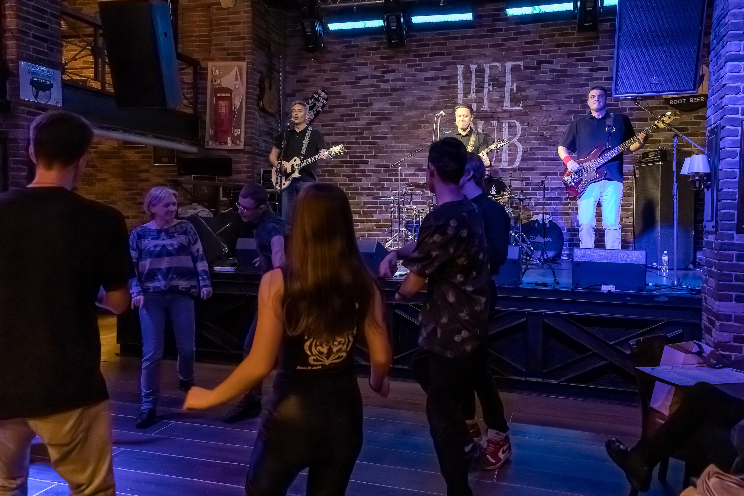 LifePub 29.03.2023. Московская кавер-группа BankBand