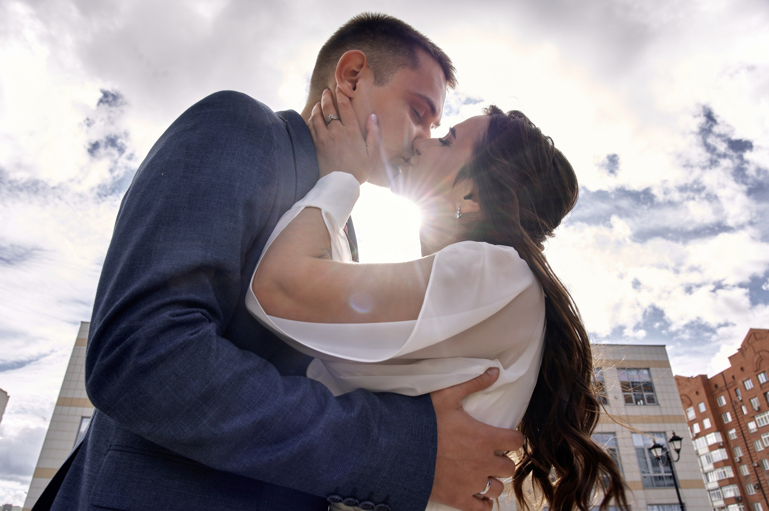 Свадебный поцелуй на фоне городской панорамы