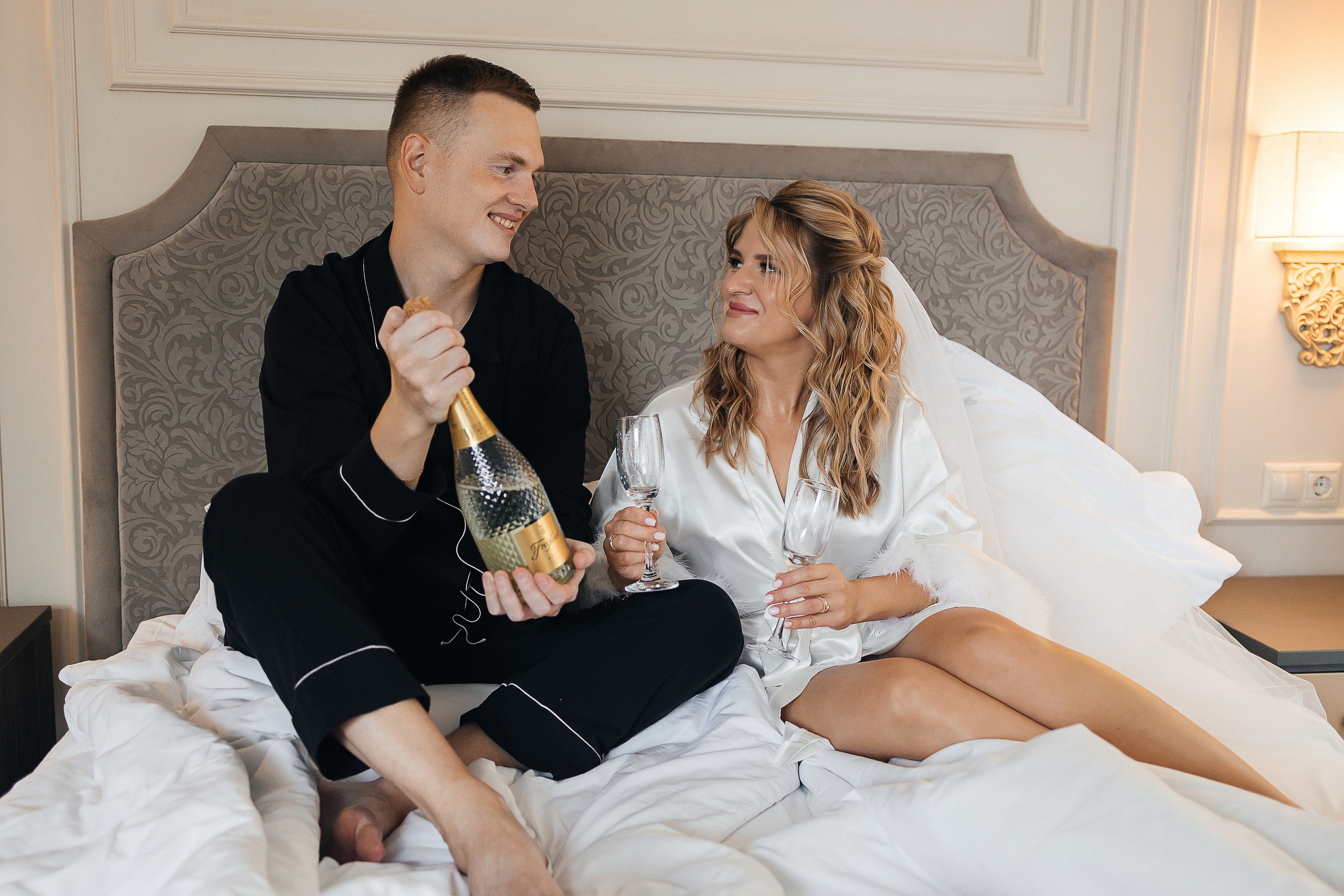 Трогательная выездная церемония в уютном дворике отеля. Олег Сверчков | Свадебный фотограф Вологда