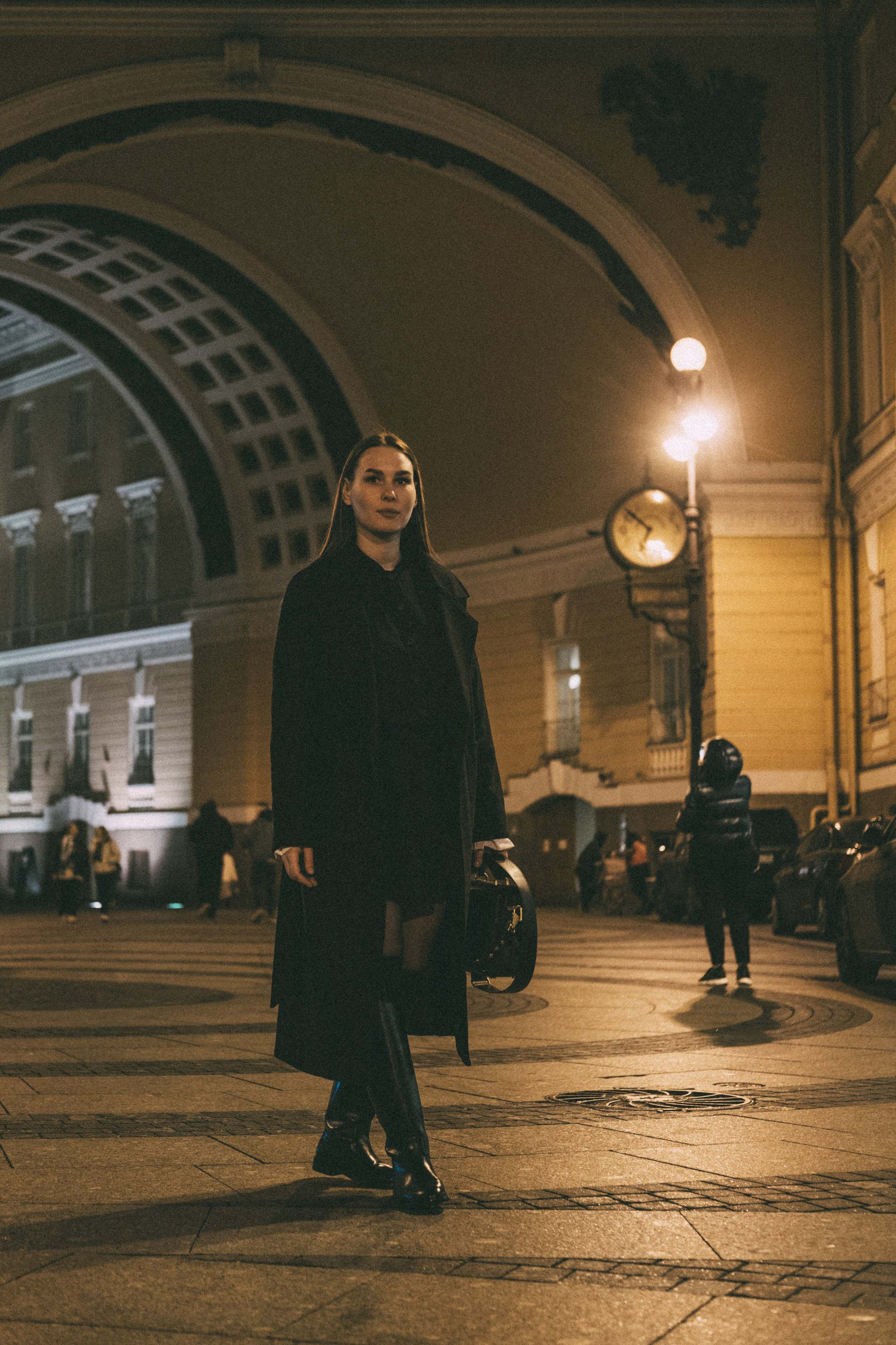 Ночная фотосессия по центру Санкт-Петербурга. Девушка на фоне ночных огней. Фотограф в СПб - Александр Шведов