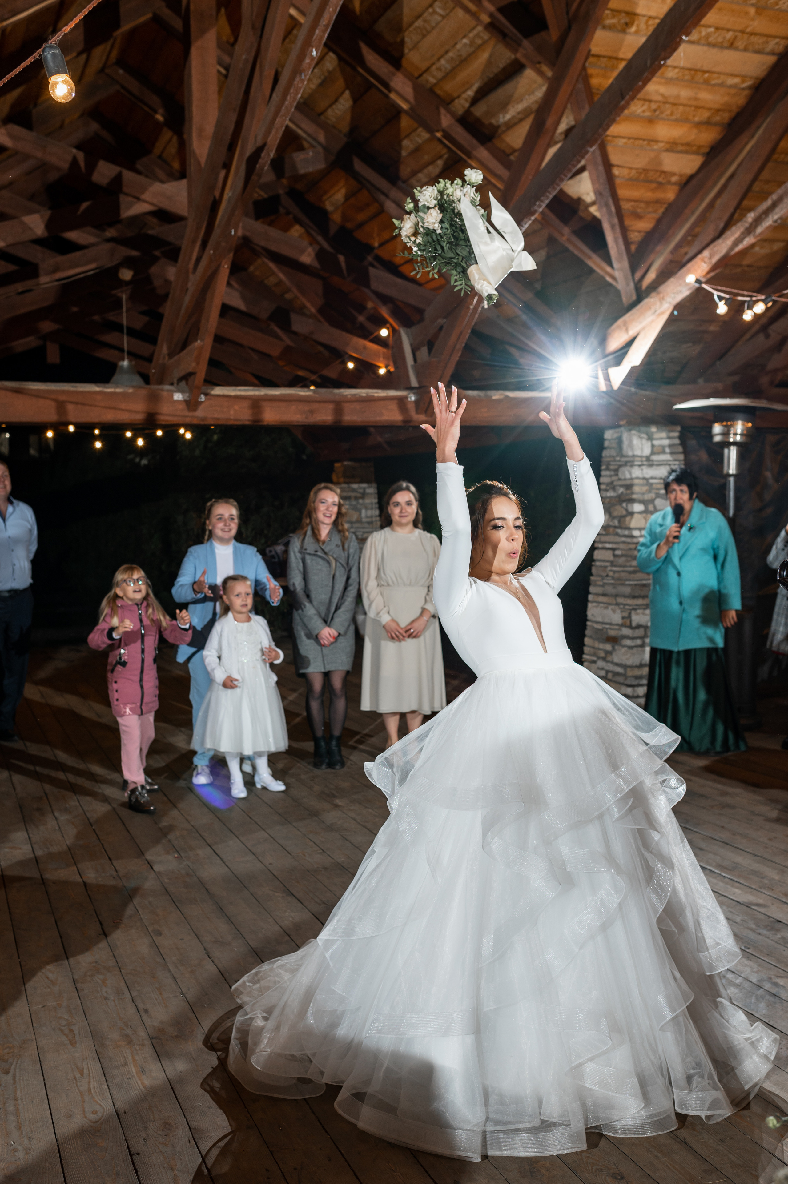 Невеста бросает букет