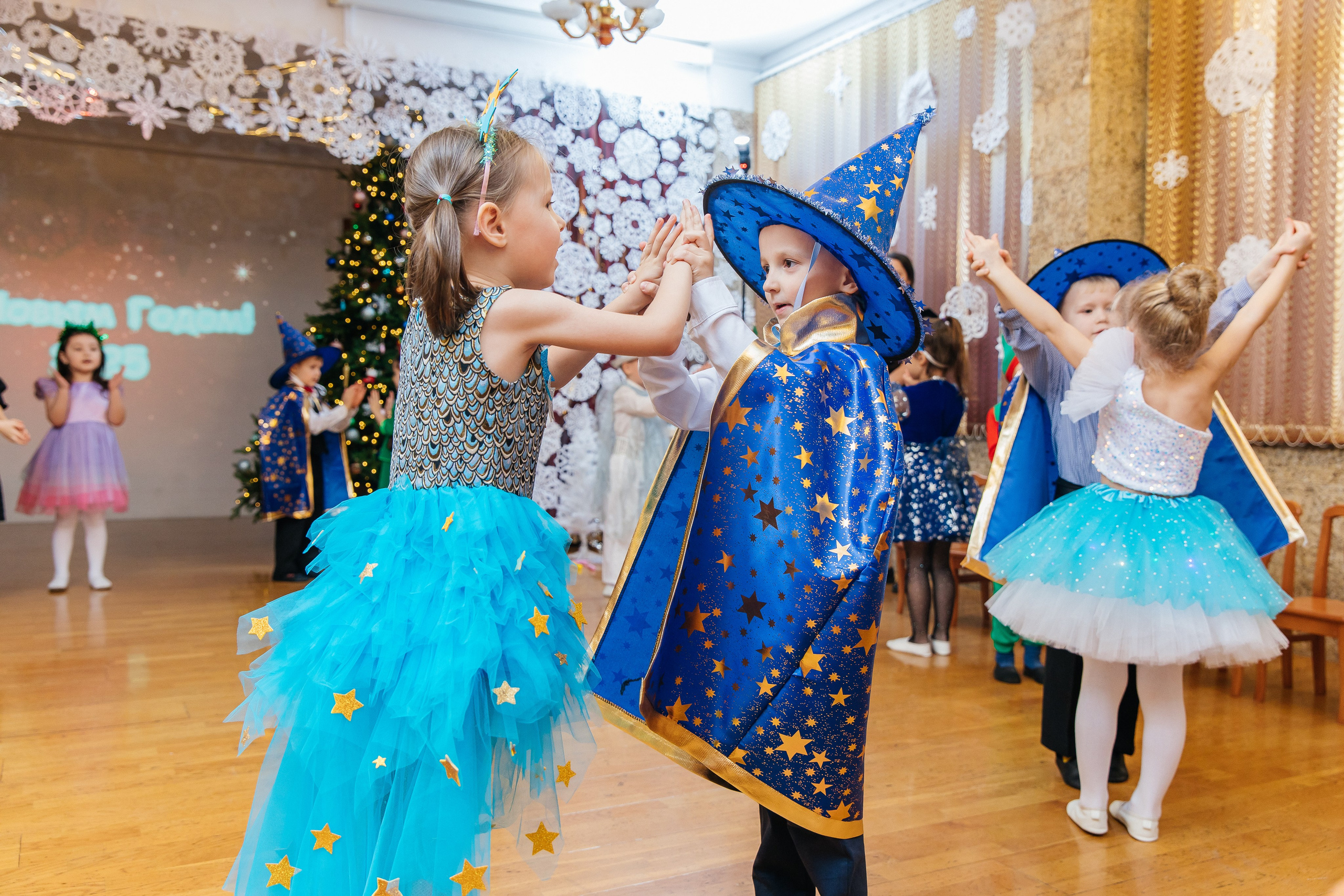 Детский сад № 93 — Утренник (27.12.2024). Свадебный и семейный фотограф Крамар Наталья