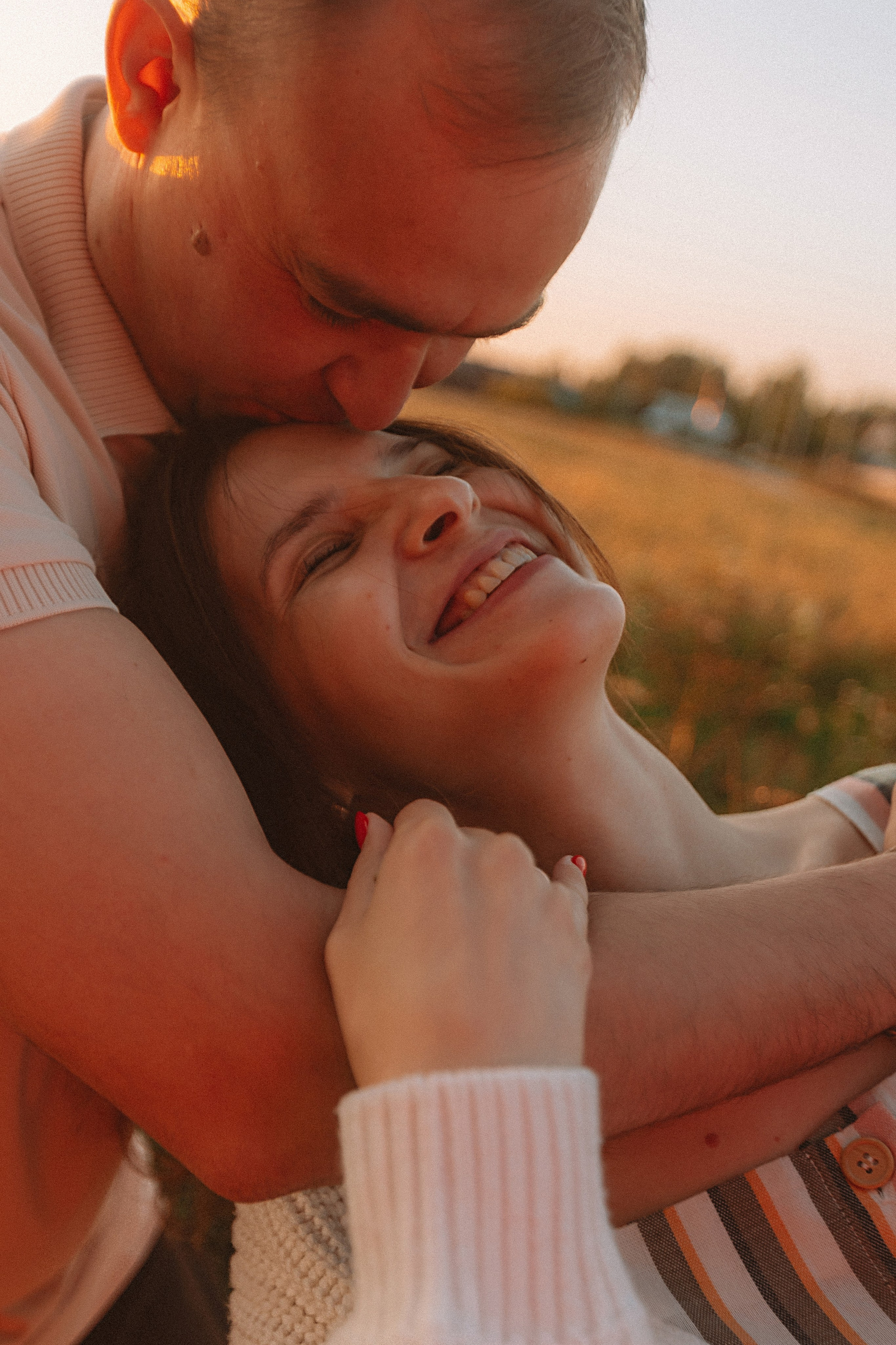 Поле love story на закате. Семейный фотограф Тюмень, фотограф на роды Салмина Мария