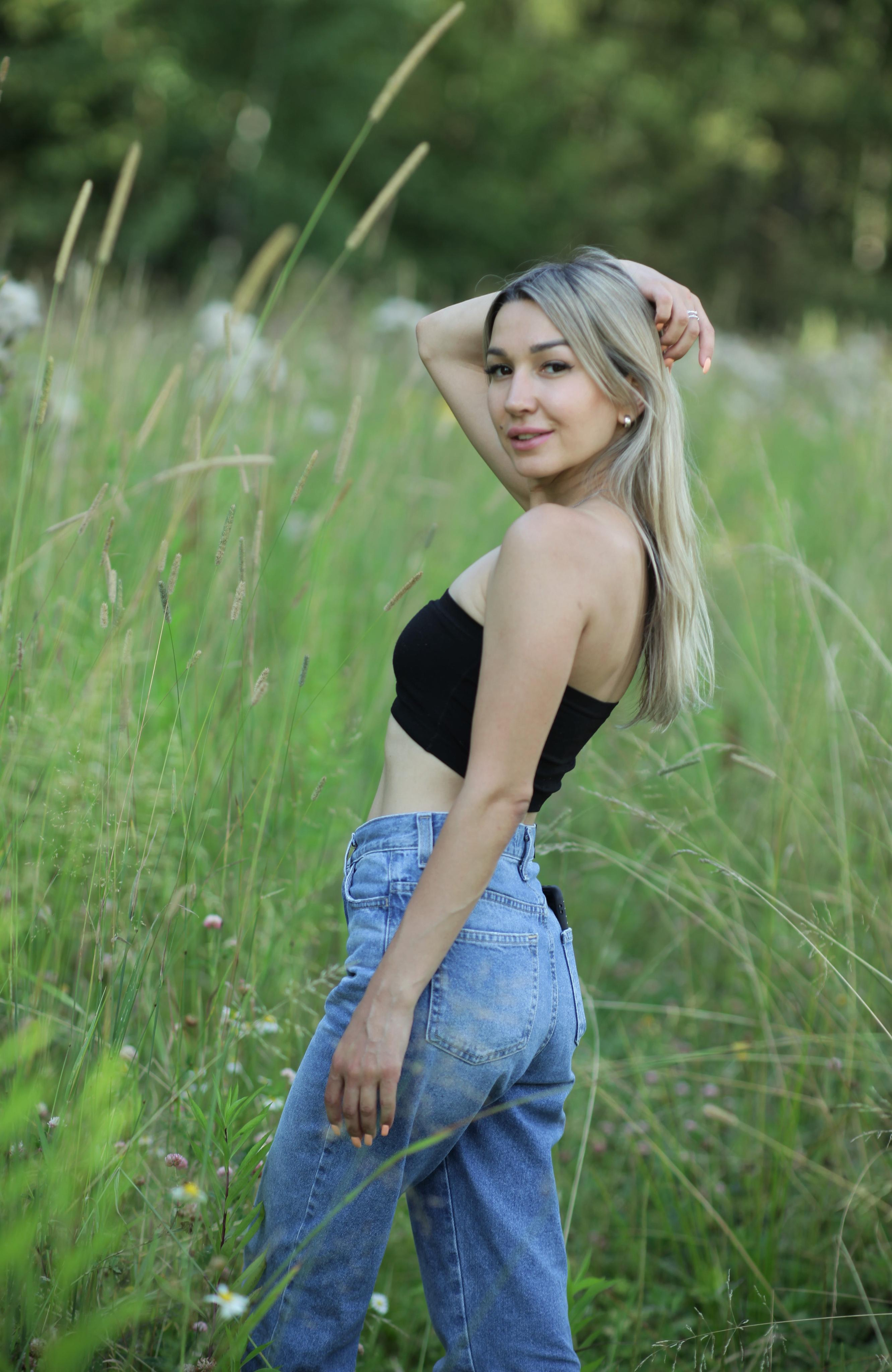 Настя и Вика. Фотосессия на поле. Репортажный, семейный, свадебный, портретный фотограф