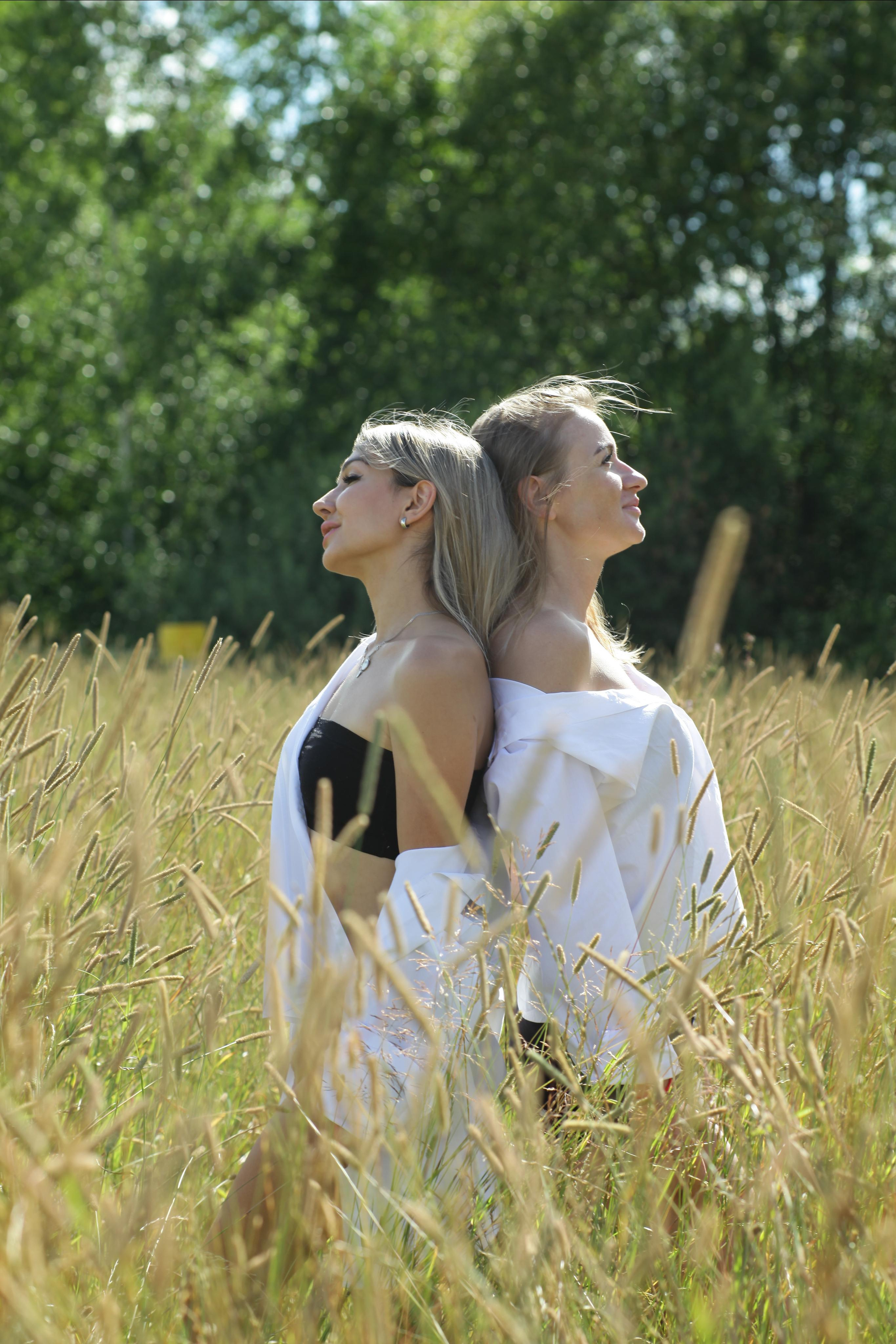 Настя и Вика. Поле с колосками. Репортажный, семейный, свадебный, портретный фотограф